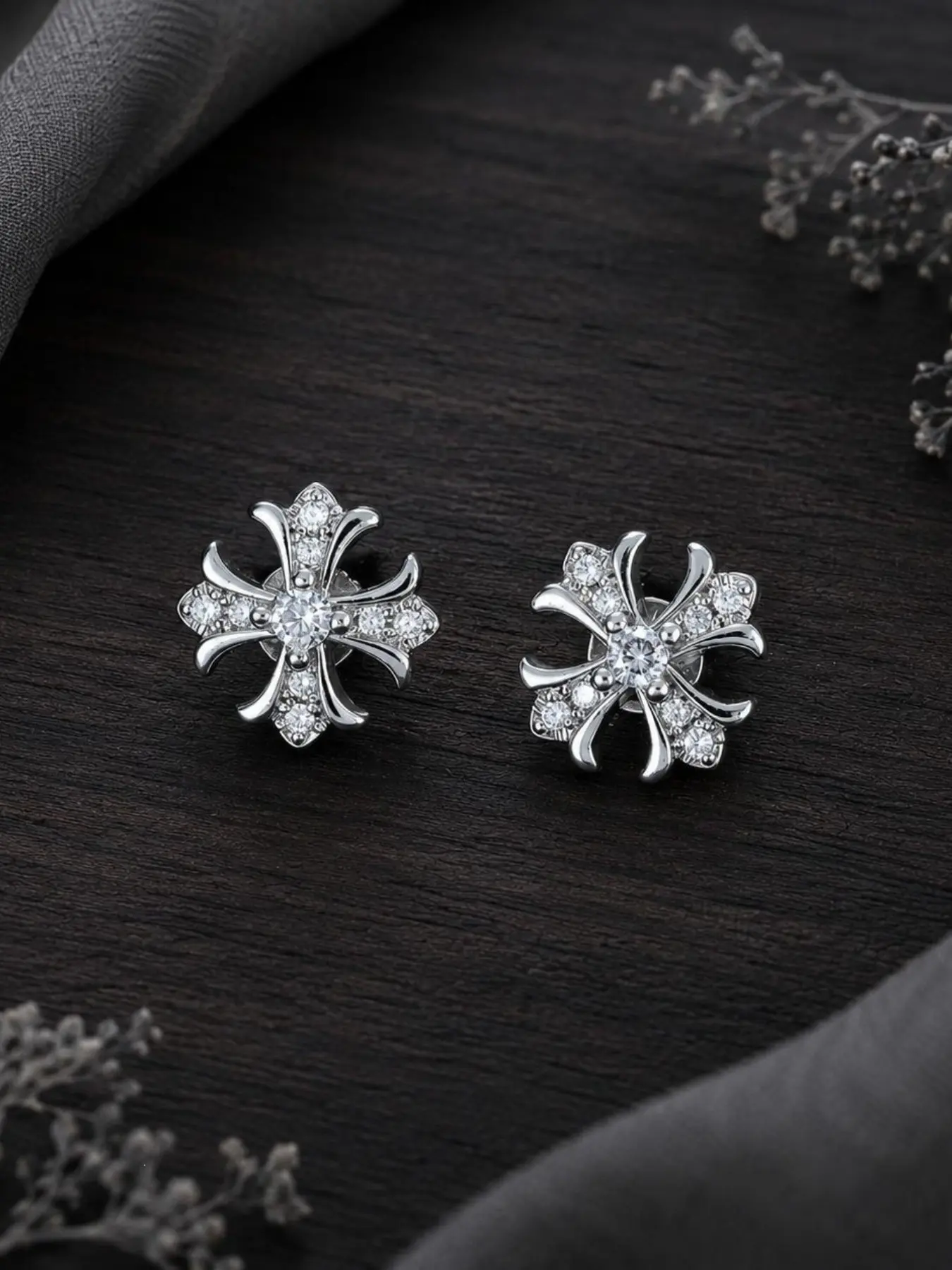 「Fashion Retro Cross Zircon Magnetic Ear Cuffs, Unisex Cold Minimalist Luxury Jewelry, Perfect for Any Occasion, Ideal Holiday Gift🎁」