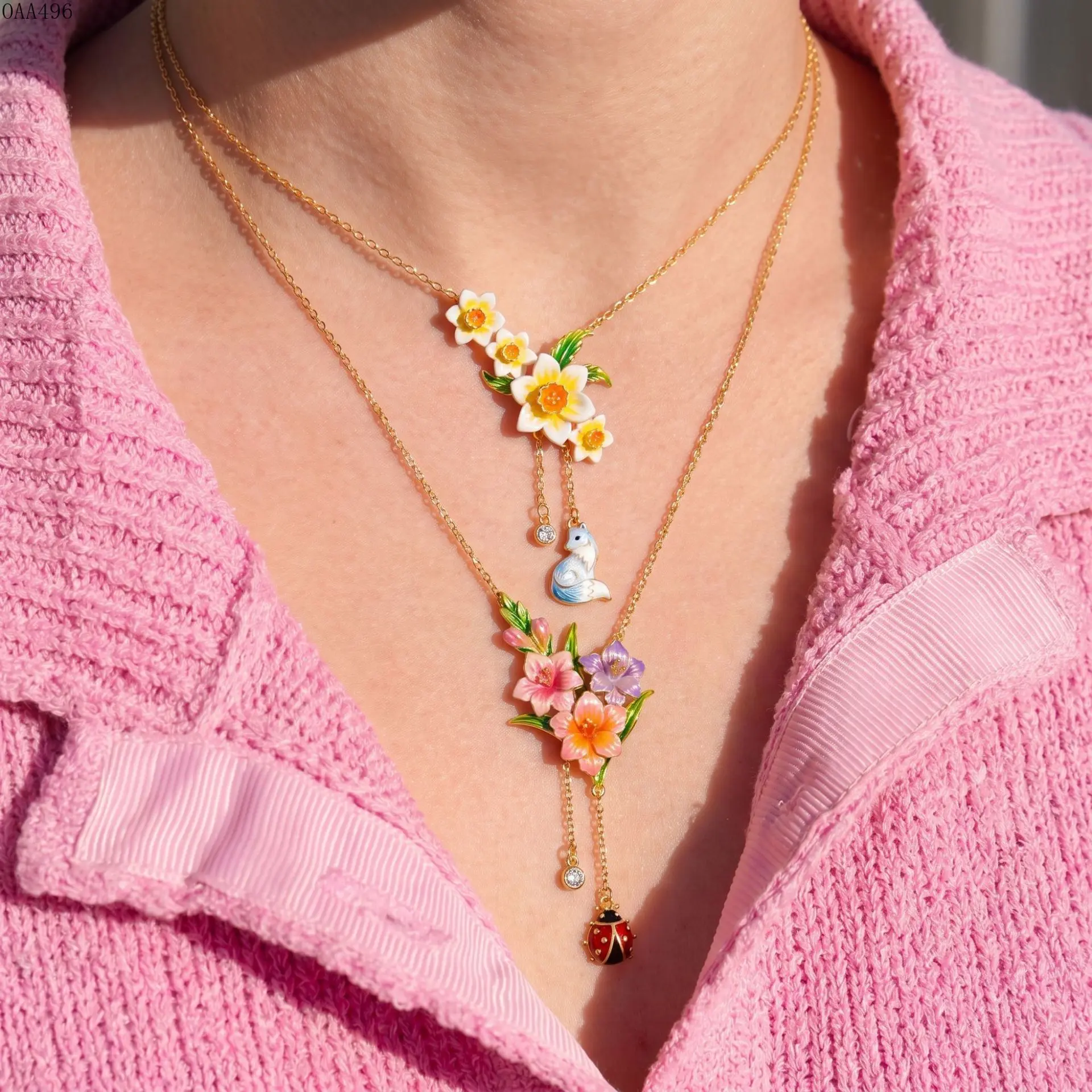 Ladies Highland Cow Pendant Necklace, Gold Plated Stainless Steel Chain with Vintage Animal Charm and Floral Details, Lovely Farmhouse Style Everyday Wear Jewelry, Casual Clothing and Gift Gifts