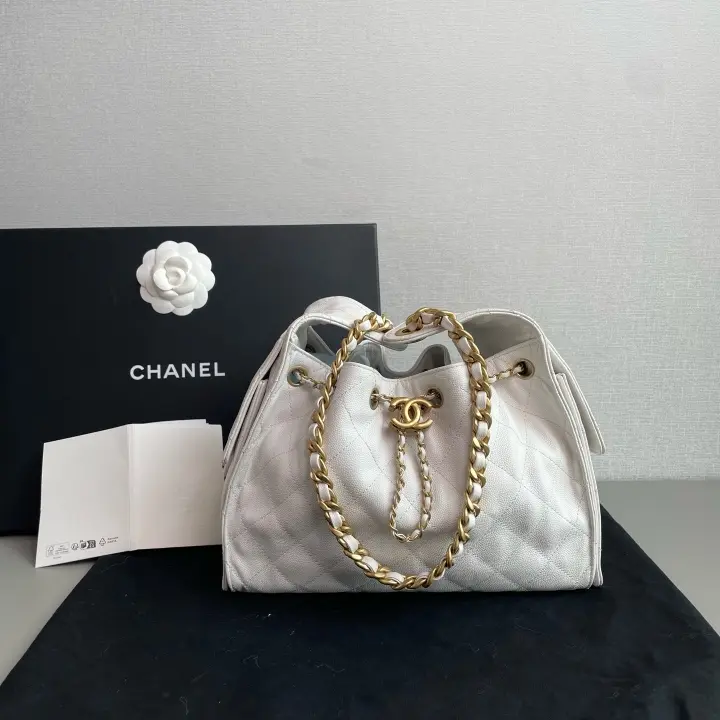 Pre-owned Chanel 25 Small Hobo Bag in White Caviar Leather