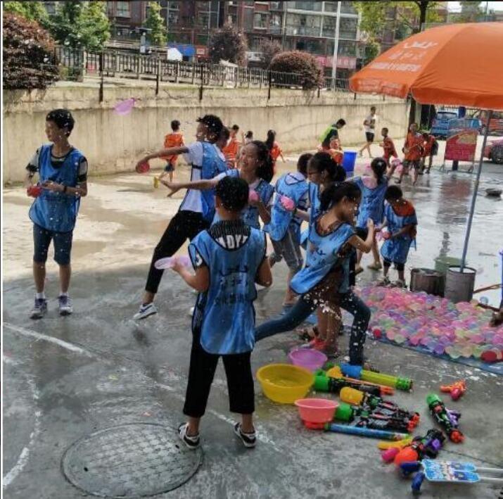 111 PCS Automatic water-filling balloons for water fights, a summer children's toy that quickly fills up for water festivals and is popular on Douyin (TikTok) for outdoor use.