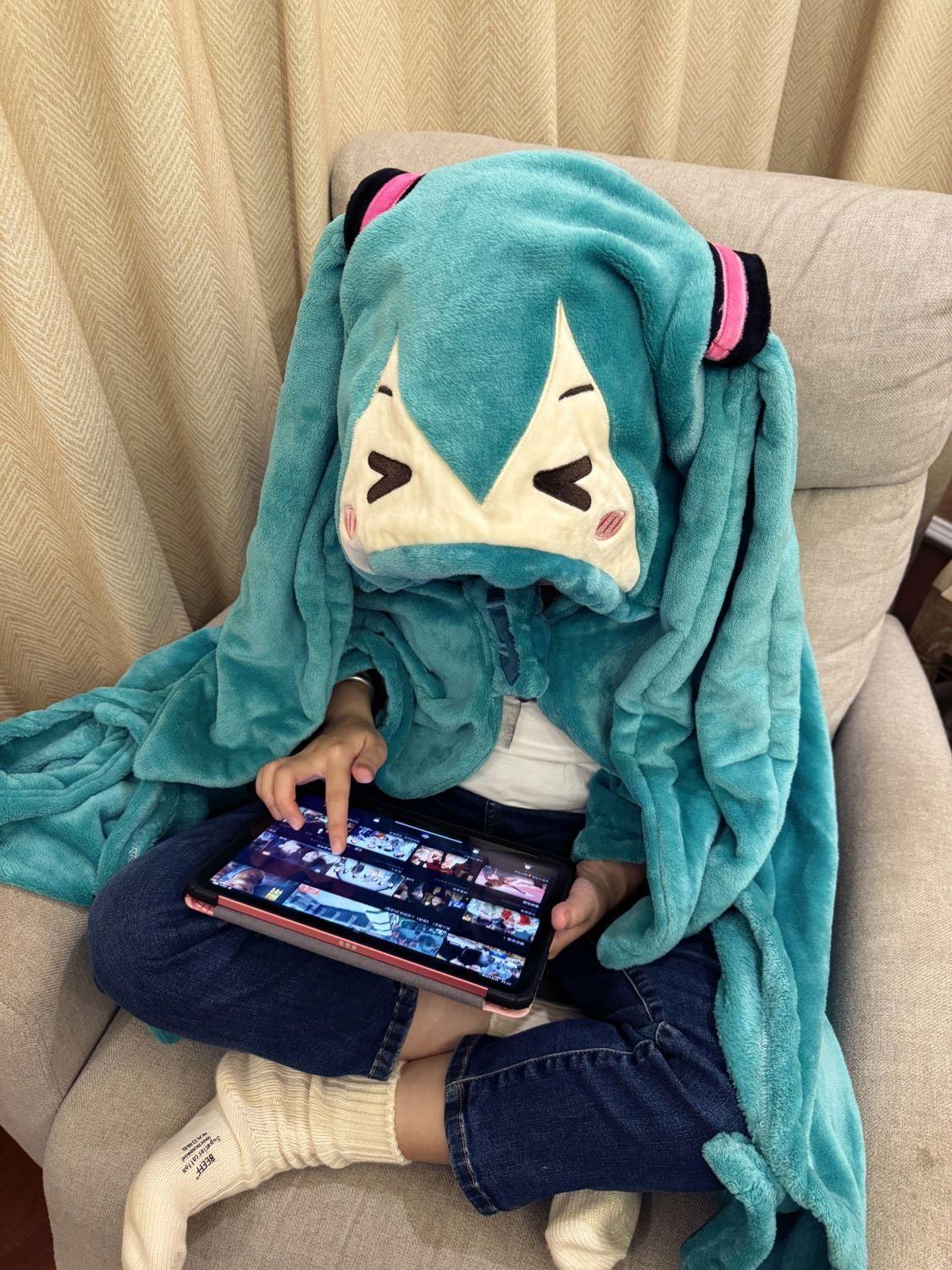 Hatsune Miku anime peripheral two-dimensional air-conditioning blanket creative cartoon cute plush hooded cloak holiday gift