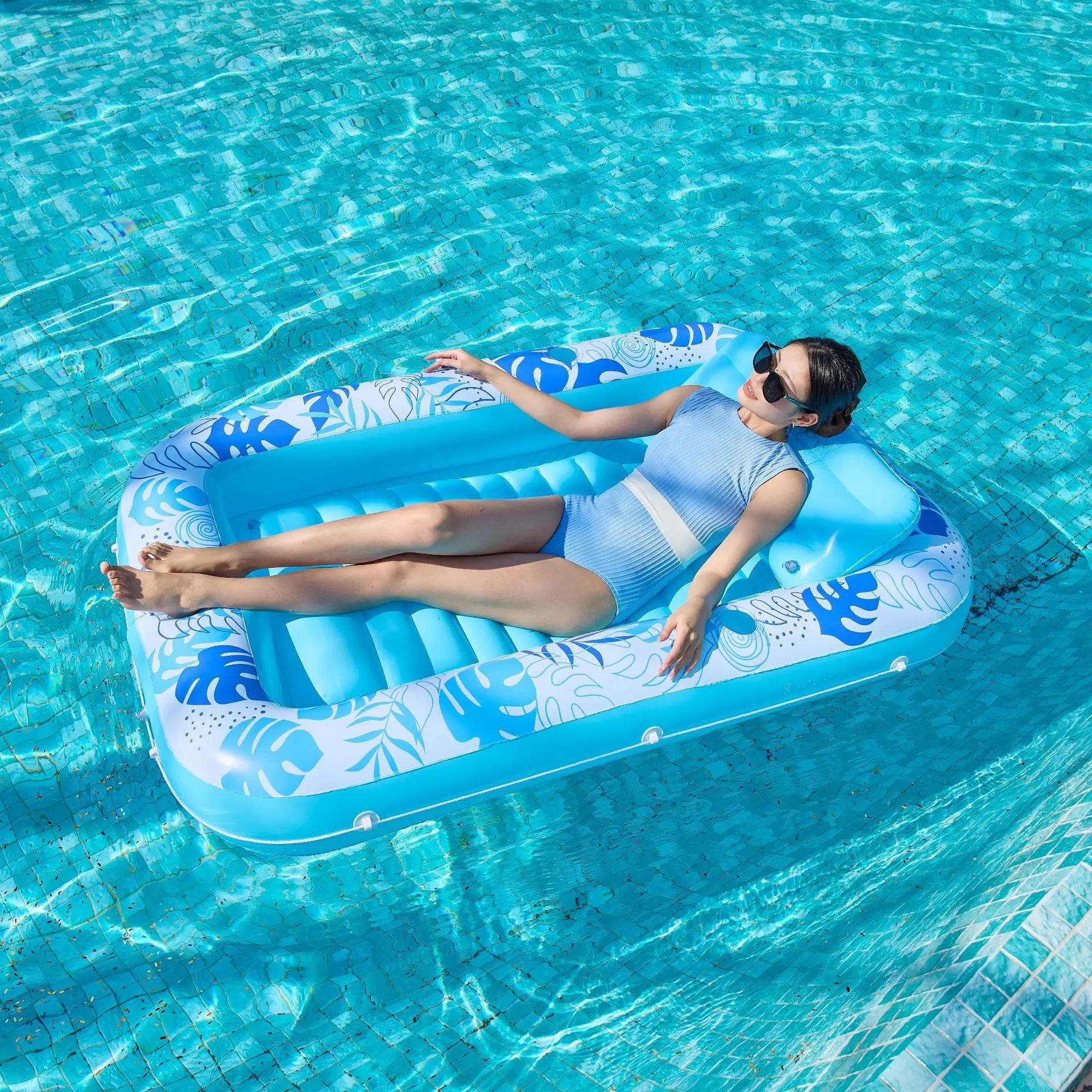 Pool rafts, inflatable pool mats, inflatable pool beds, floating hammocks, leisure mats, swimming equipment, suitable for adults and children to play with at pool parties.