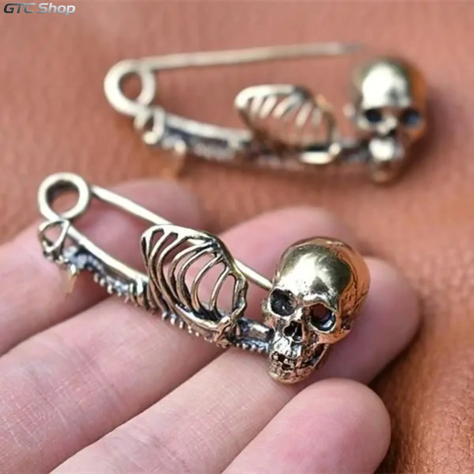Vintage Bronze Metal Skull Brooch Pin, Unisex Punk Gothic Collar Clip Charm, Antique Dark Goth Accessory, Dual-Use Decor for Jacket Collar & Pants Waist, Stylish Jewelry for Halloween Outfits Goth Street Punk Daily Looks
