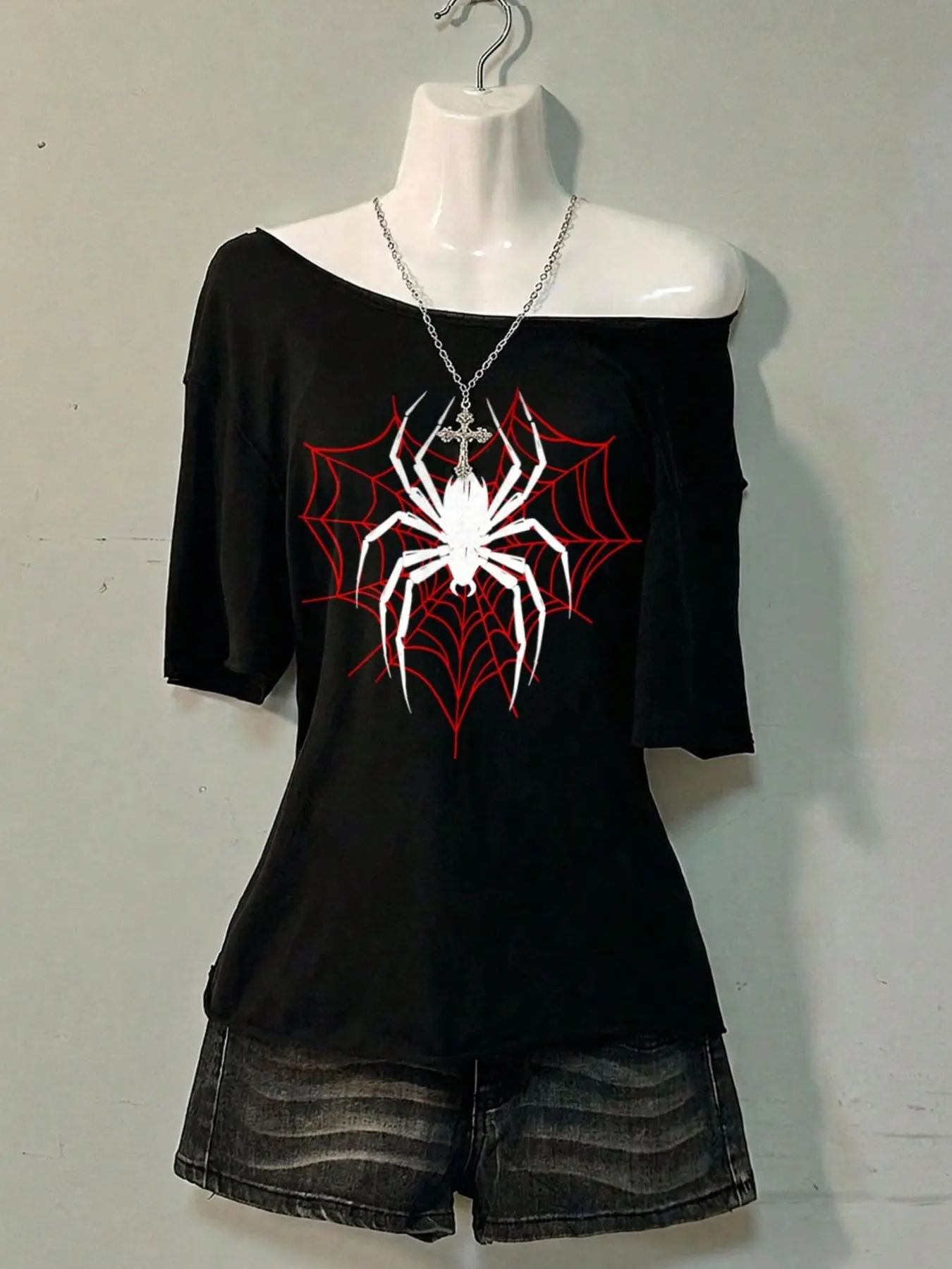 Women's off-shoulder short-sleeve T-shirt, Trendy Graphic Tee, featuring white spider and red spider web print, loose casual top, dark gothic Y2K streetwear, ideal for summer daily wear, nightclub parties, hanging out and going to the movies with friends
