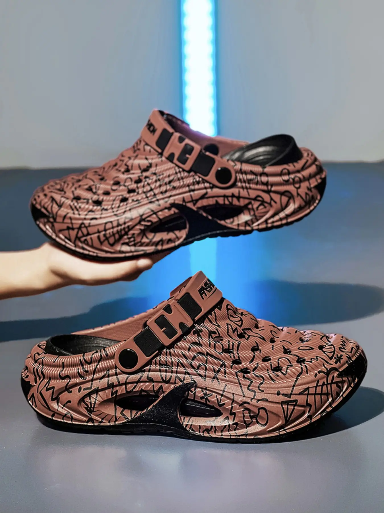 Men's Fashion Graffiti Thick Sole Holey Shoes, Summer Outdoor Sandals, Anti-Slip Breathable, Shock Absorbing, Versatile Beach & Garden Shoes