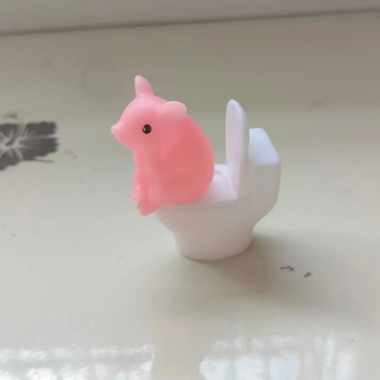 Cute Pig Resin Ornament for Toilet, Bathroom Decorative Sculpture, Desktop or Wall Placement, Home Decoration Accessory, Little Pig Going to the Bathroom