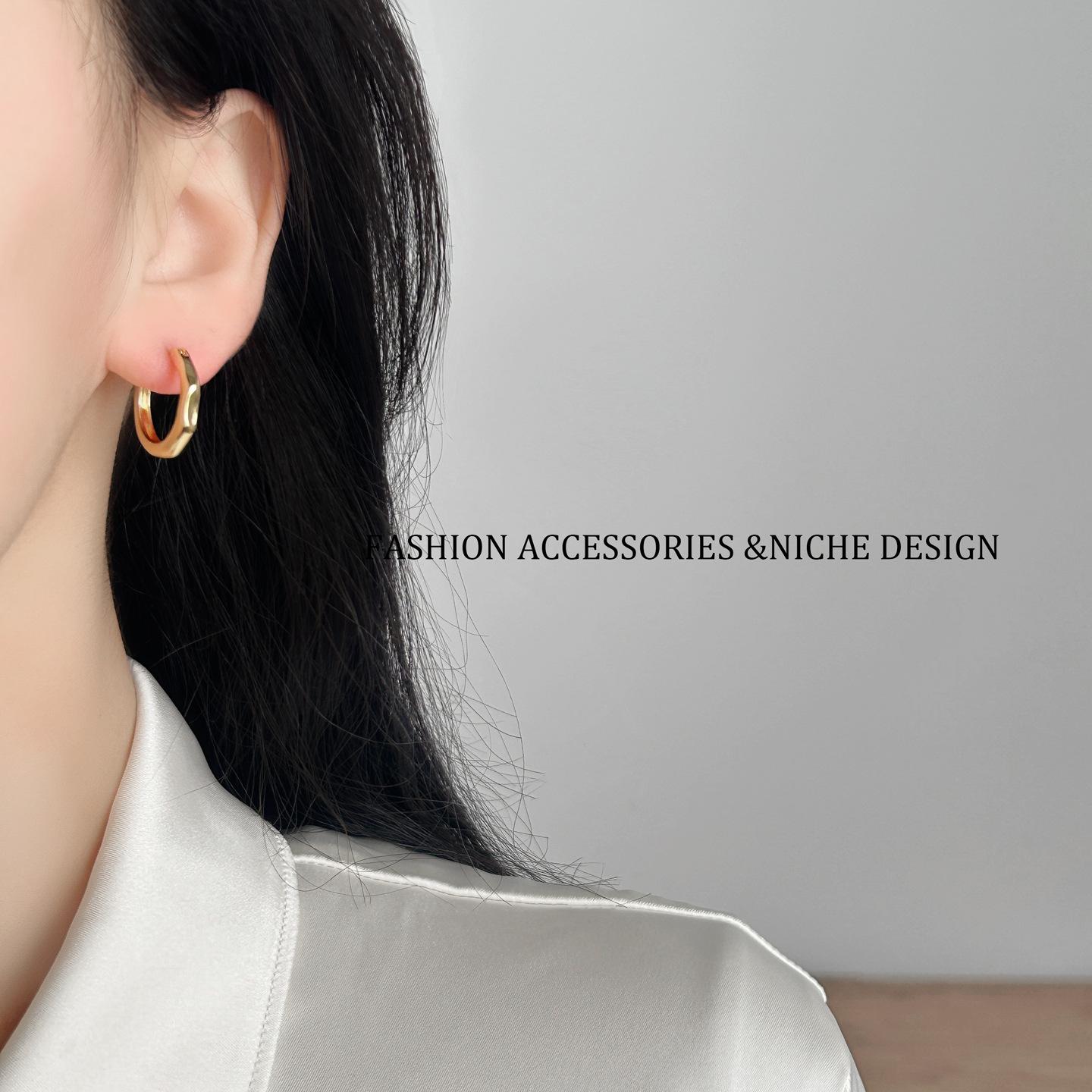 Gongliu Earrings: Niche French-style women's silver plain hoop earrings, stud earrings, designer earrings, gift