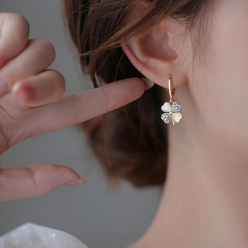 A pair of women's rhinestone four-leaf clover earrings, elegant gold pendant fashion jewelry, stud earrings
