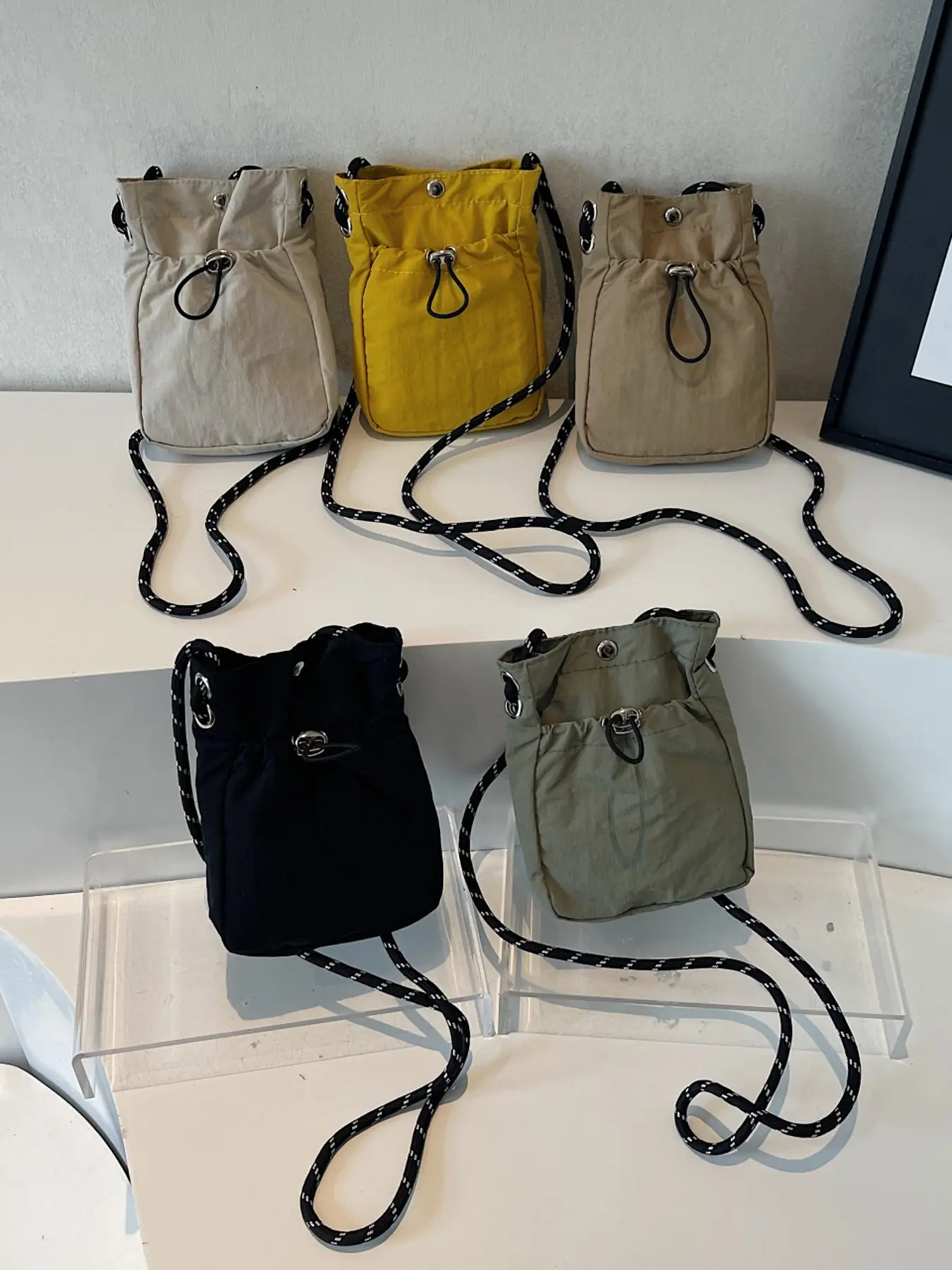 Simple and stylish drawstring shoulder bag, front pocket design, contrasting woven crossbody shoulder strap, casual versatile and relaxed crossbody bag, suitable for daily commuting and shopping in the mall