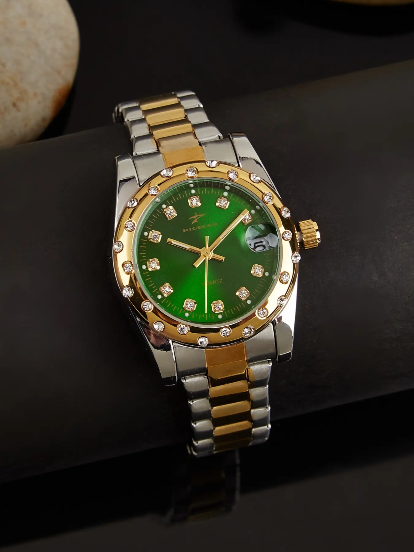 Women's Watch with Delicate Diamond Accents, Perfect for Daily Commute, Ideal Gift for New Year and Christmas