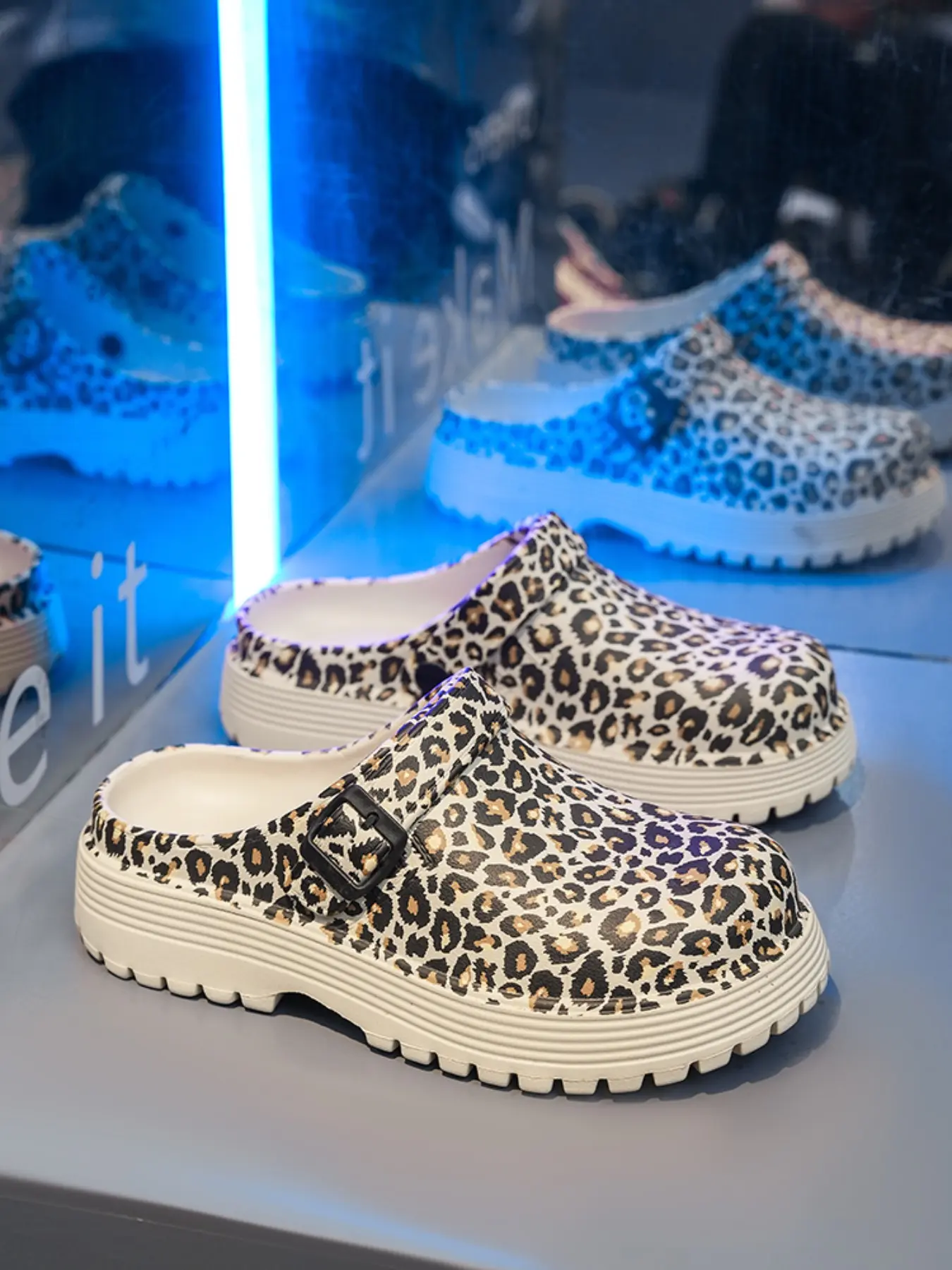 Men's 3D Texture Gold Leopard Print Indoor Outdoor Slippers, Ergonomic Comfort, Anti-Slip, Breathable, Waterproof, Spring & Fall Fashion, Urban Casual, Beach Vacation