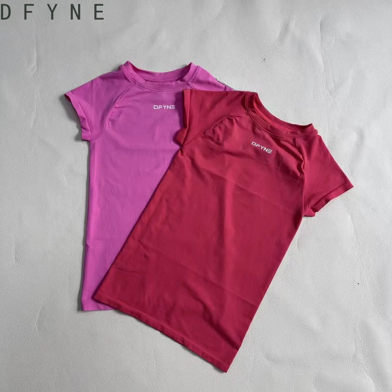 DFYNE Women's Slim Fit Seamless Dry Fit Active Athletic Top - Raglan Sleeve Short Workout Tee, Vertical Back & Dual Logos, Ergonomic, High Elasticity, Moisture-Wick Fitness Apparel, Size S, Sporty Chic