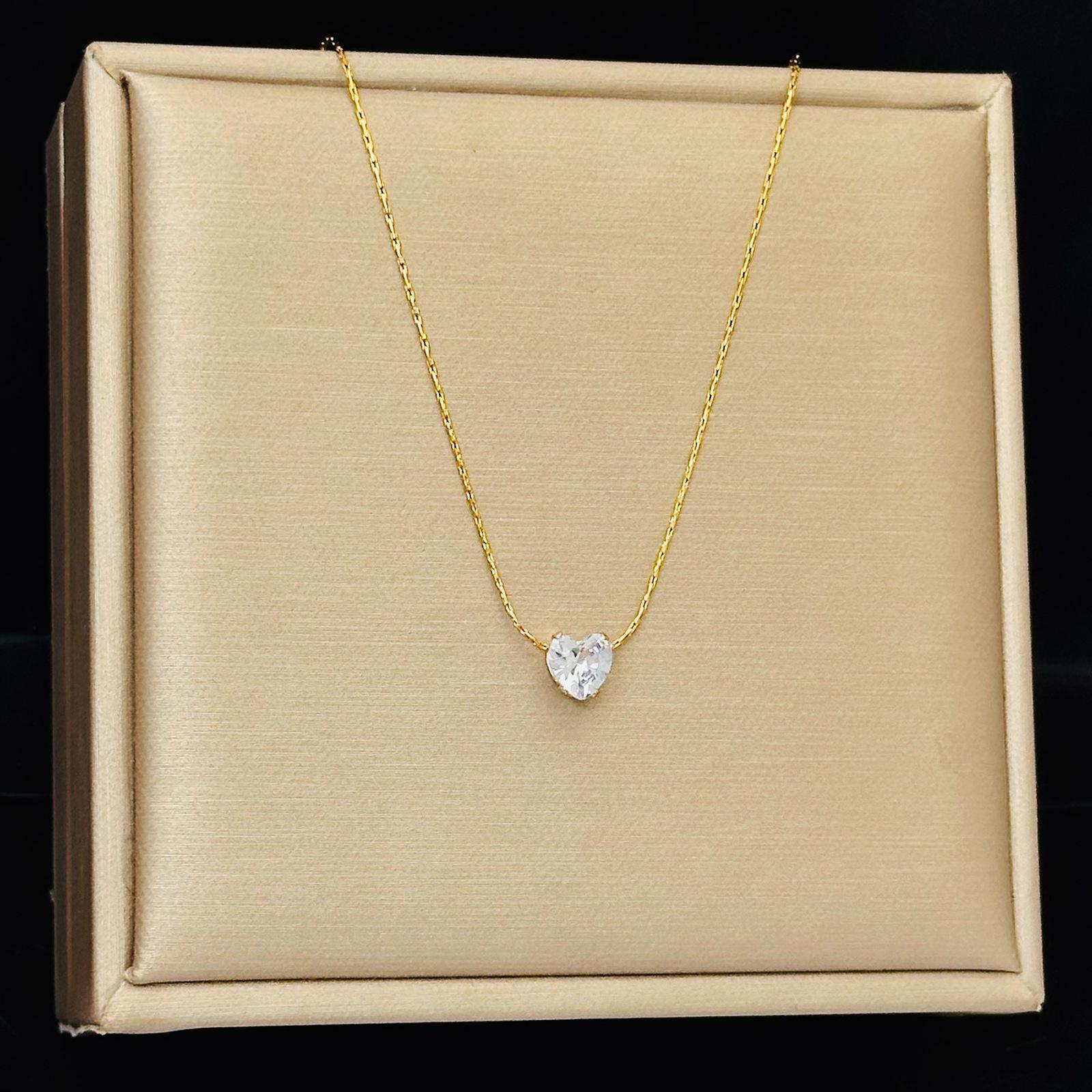 A new six claw diamond pendant necklace, with a high-end and niche light luxury style. The six claw diamond pendant features exquisite and sparkling details, and the long collarbone chain design is suitable for summer jewelry scenes. Suitable for women's