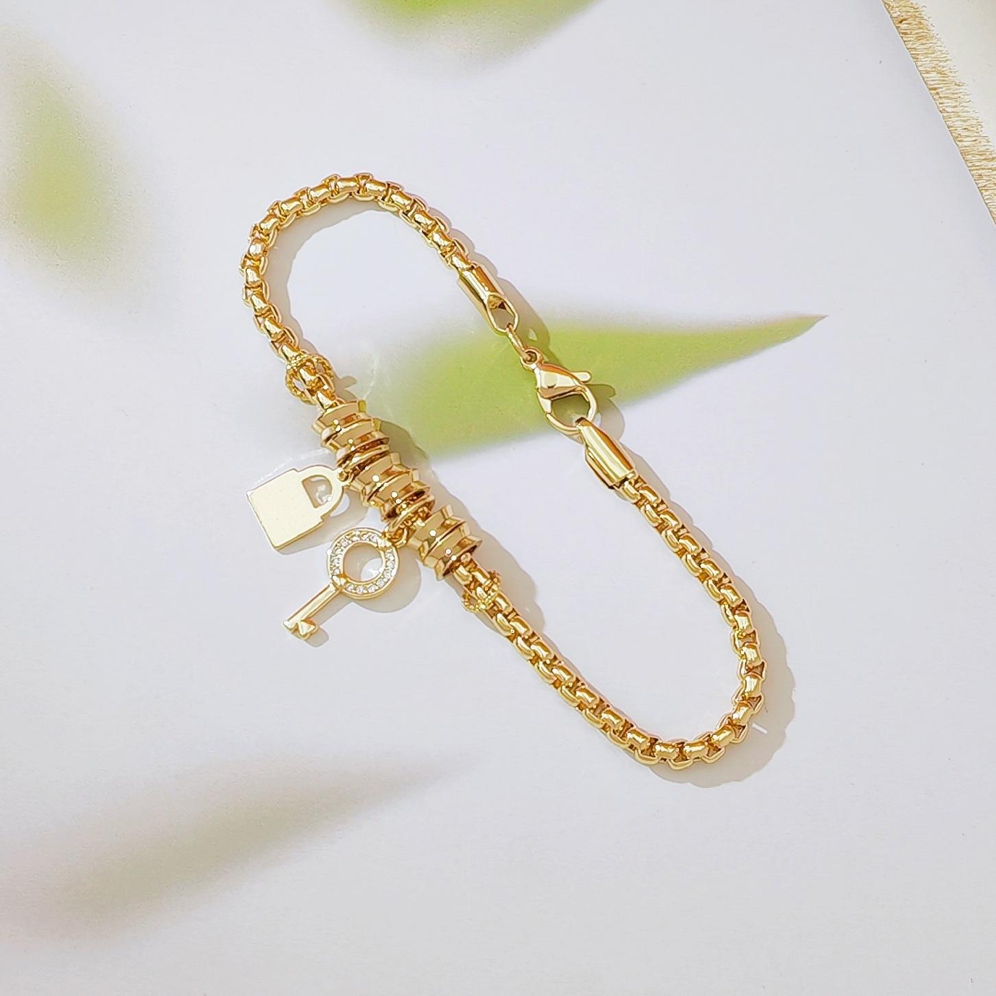 New European & American Lock and Key Pendant Gold Chain Bracelet, Fashion Light Luxury Jewelry for Women, Elegant High-End Design