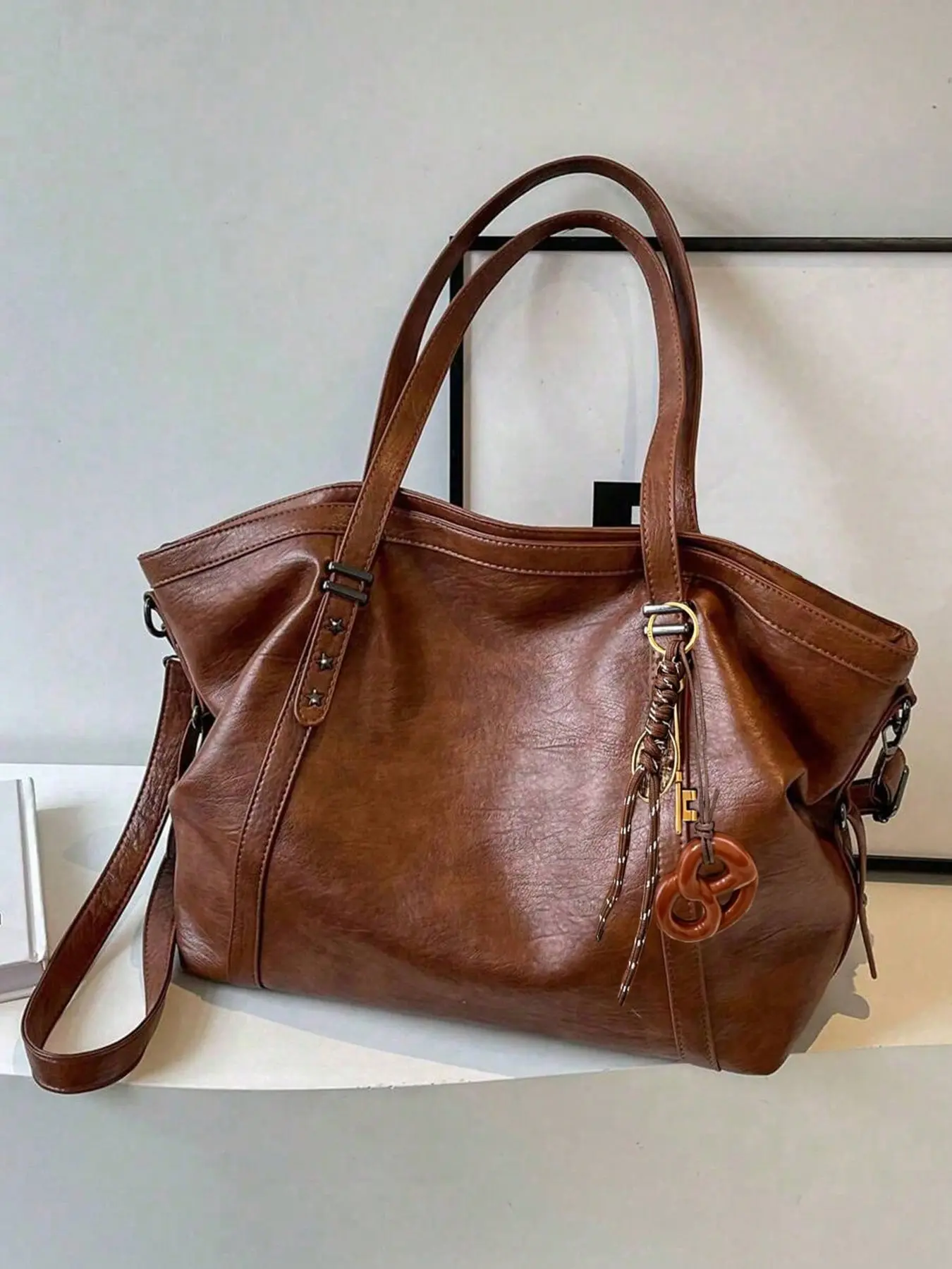 Business style relaxed retro practical texture tote bag with alkaline water structure pendant design, large capacity casual simple versatile one shoulder handbag, can accommodate umbrellas, water bottles, tablets, Business Multifunctional Bag