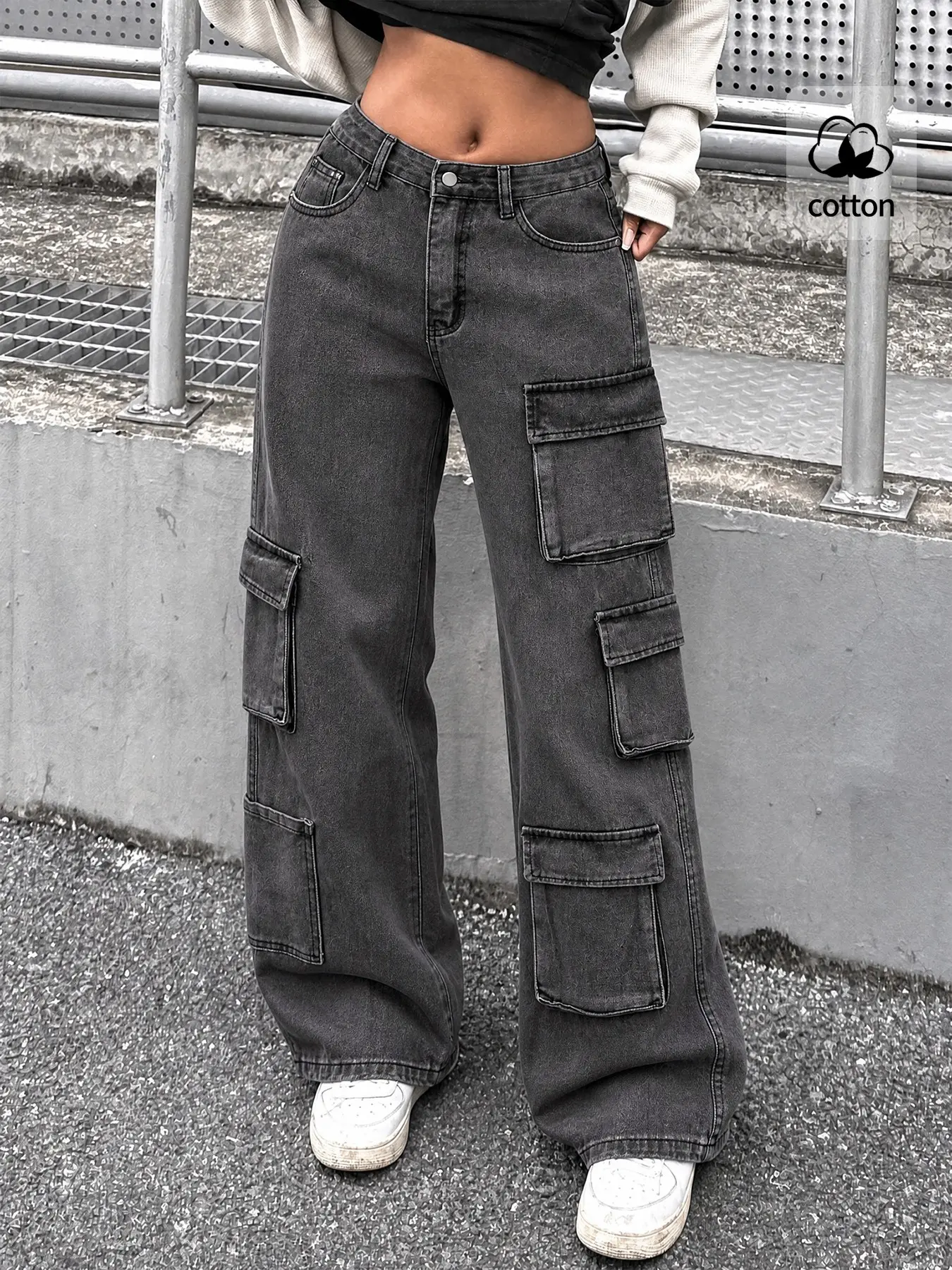 Women's fashionable washed cargo style wide-leg jeans, low-rise denim trousers, casual and versatile new style, trendy multi-pocket trousers suitable for outings and dates.