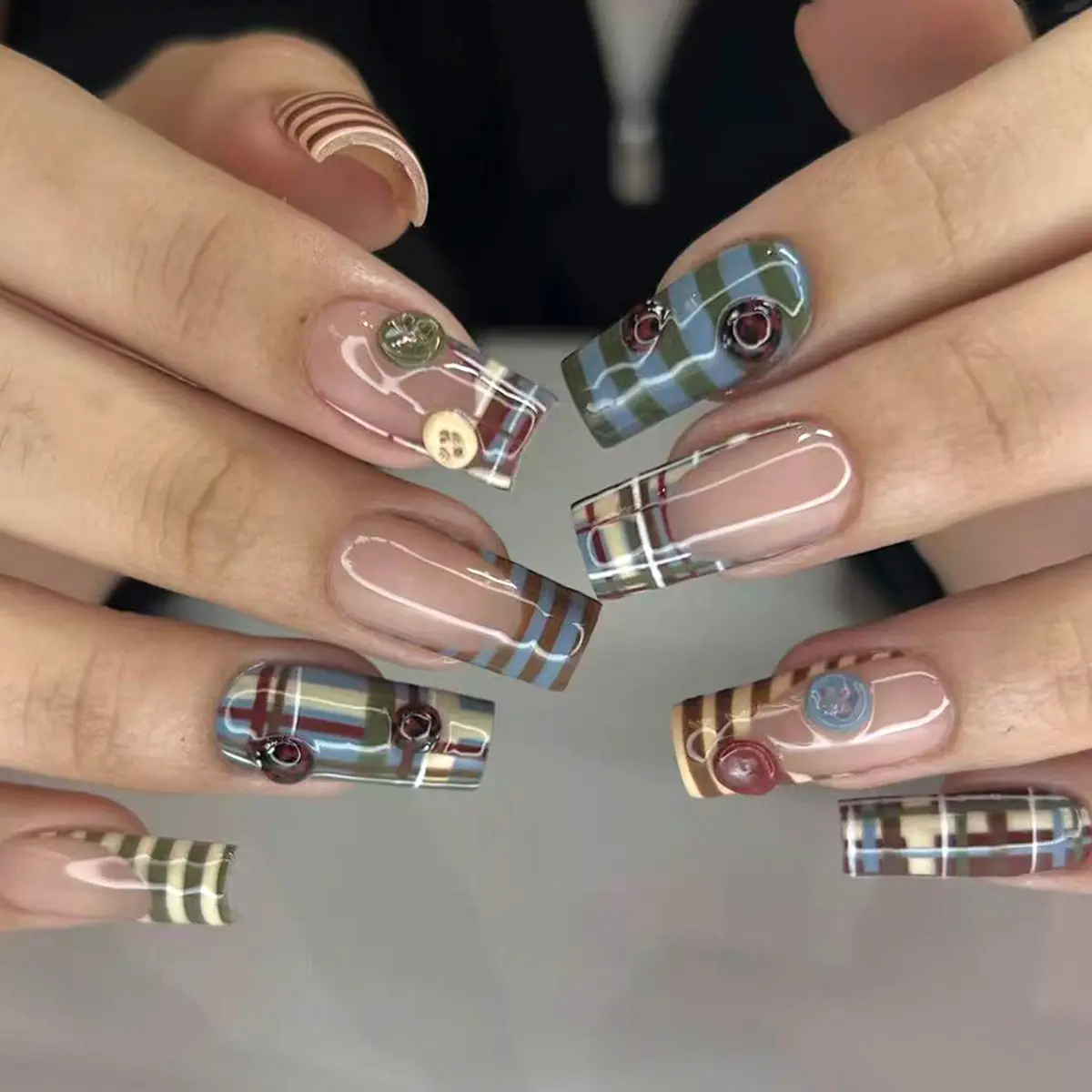 Vintage Ins Style Press On Nails 24 Pieces French Stripe Color Block 3D Blurred Ladybug Fake Nails Detachable Reusable Nail Art For Women