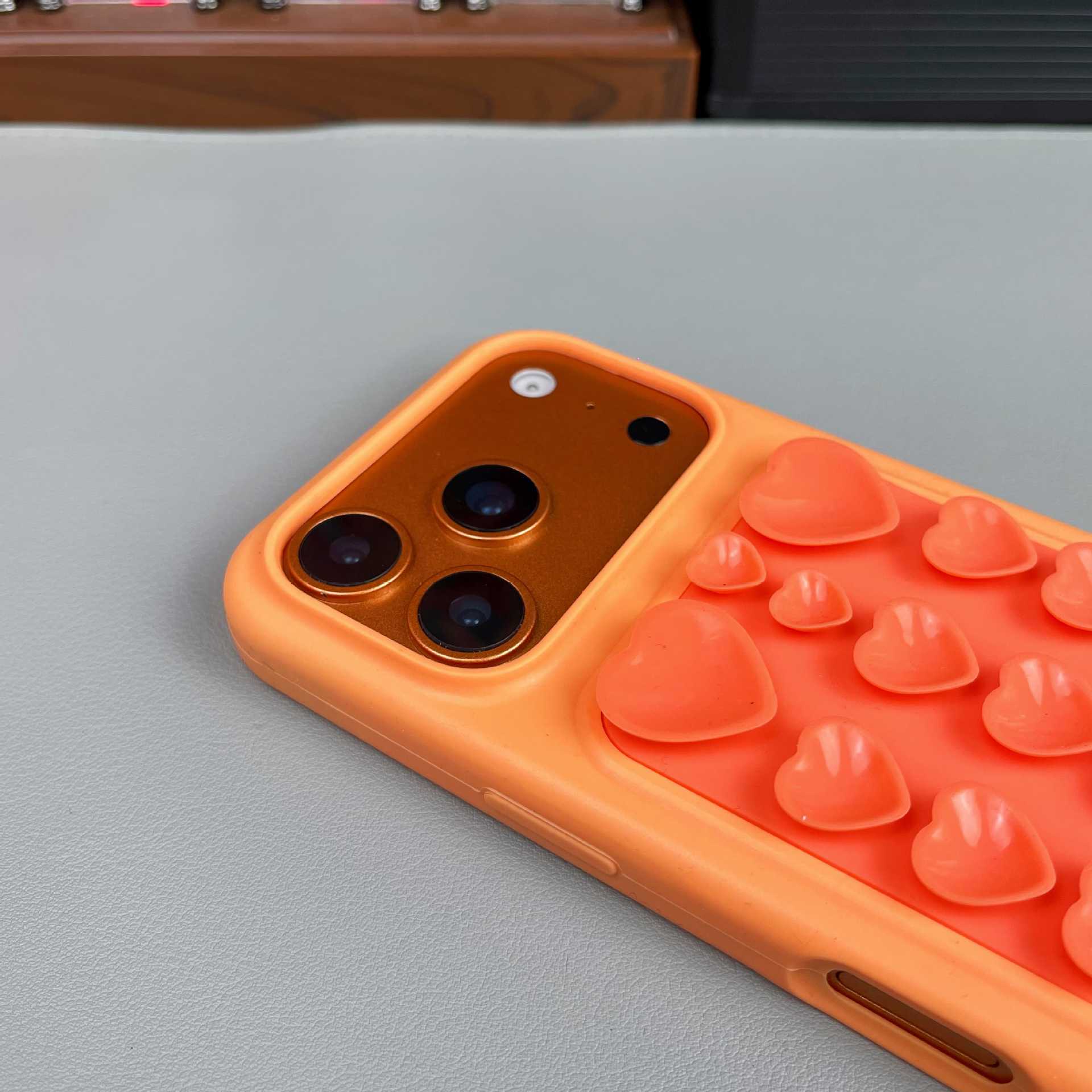 Silicone suction cup suitable for iPhone 17 Pro Max phone case 17/16/15 large hole suction cup stand
