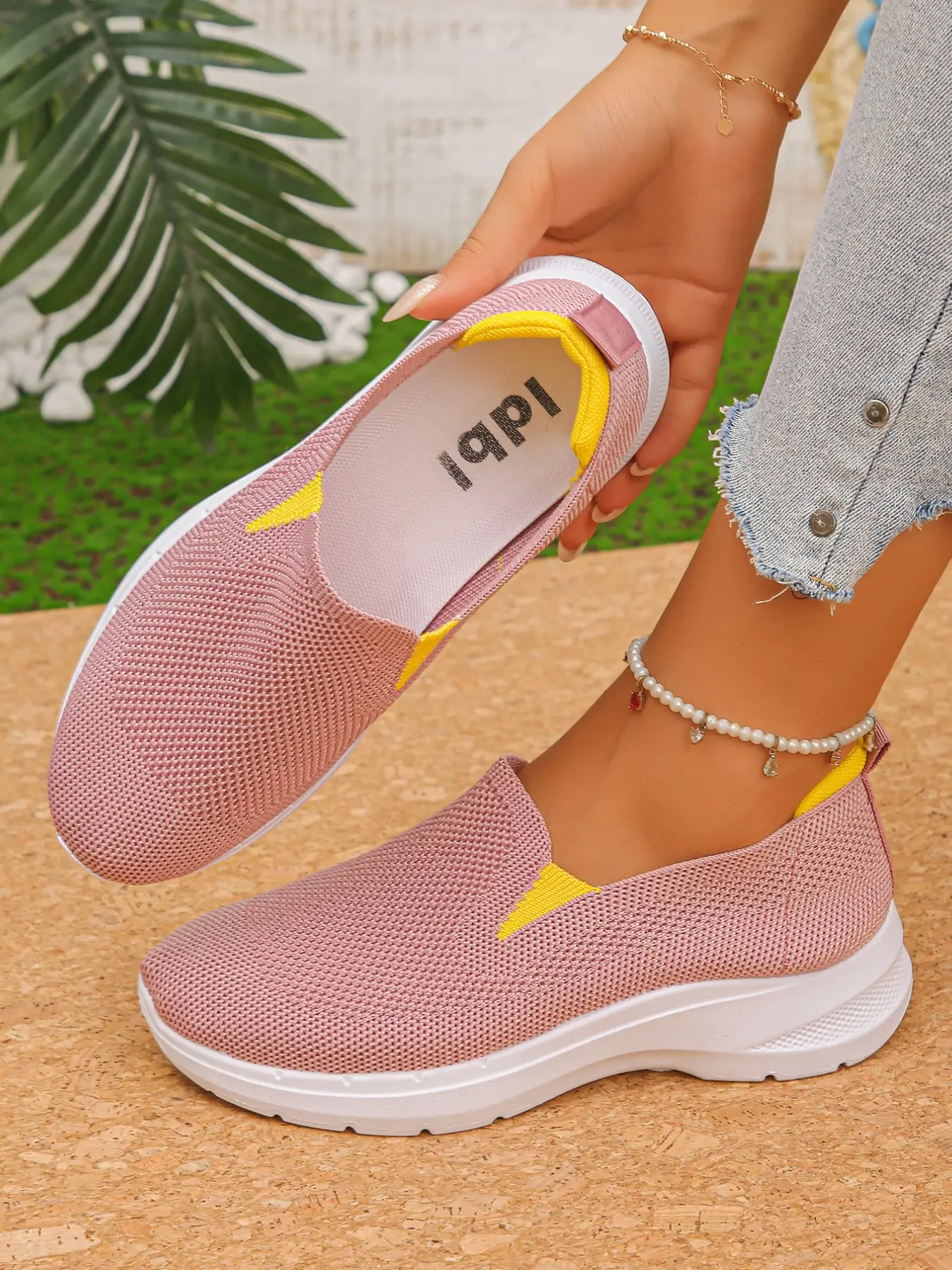 Trendy Ladies Slip On Knit Casual Sneakers, Platform Low Top No Laces Fashion Shoes Suitable for Shopping and Daily Occasions