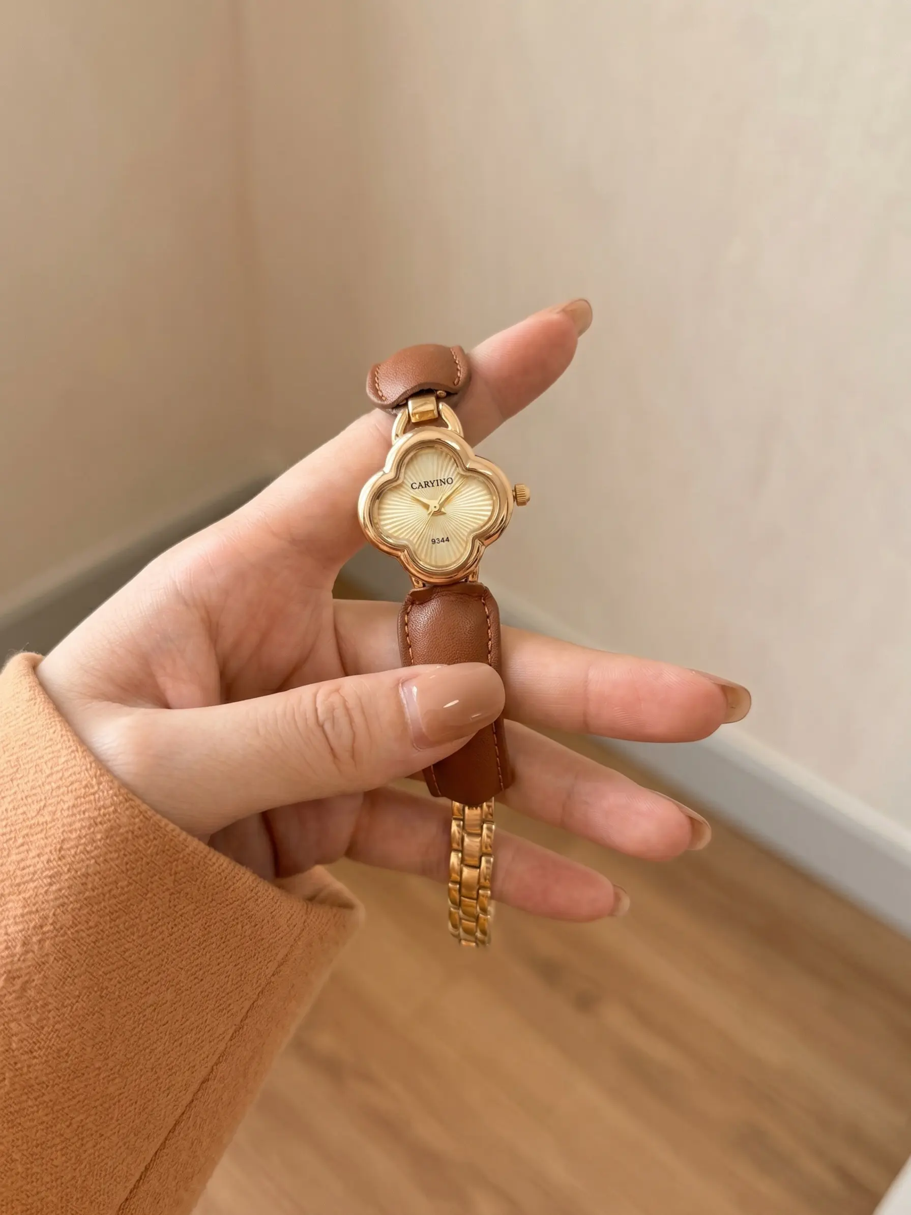 Four-Leaf Clover Leather Women's Watch, Vintage Melodic Style, Sunburst Dial, Metal Strap in Silver Color, Ideal for Commuting and Travel