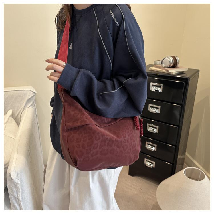 Fashion Leopard Print Crossbody Bag New Chain Fashionable and Versatile Shoulder Bag for Women Casual and Simple Commuting Bag