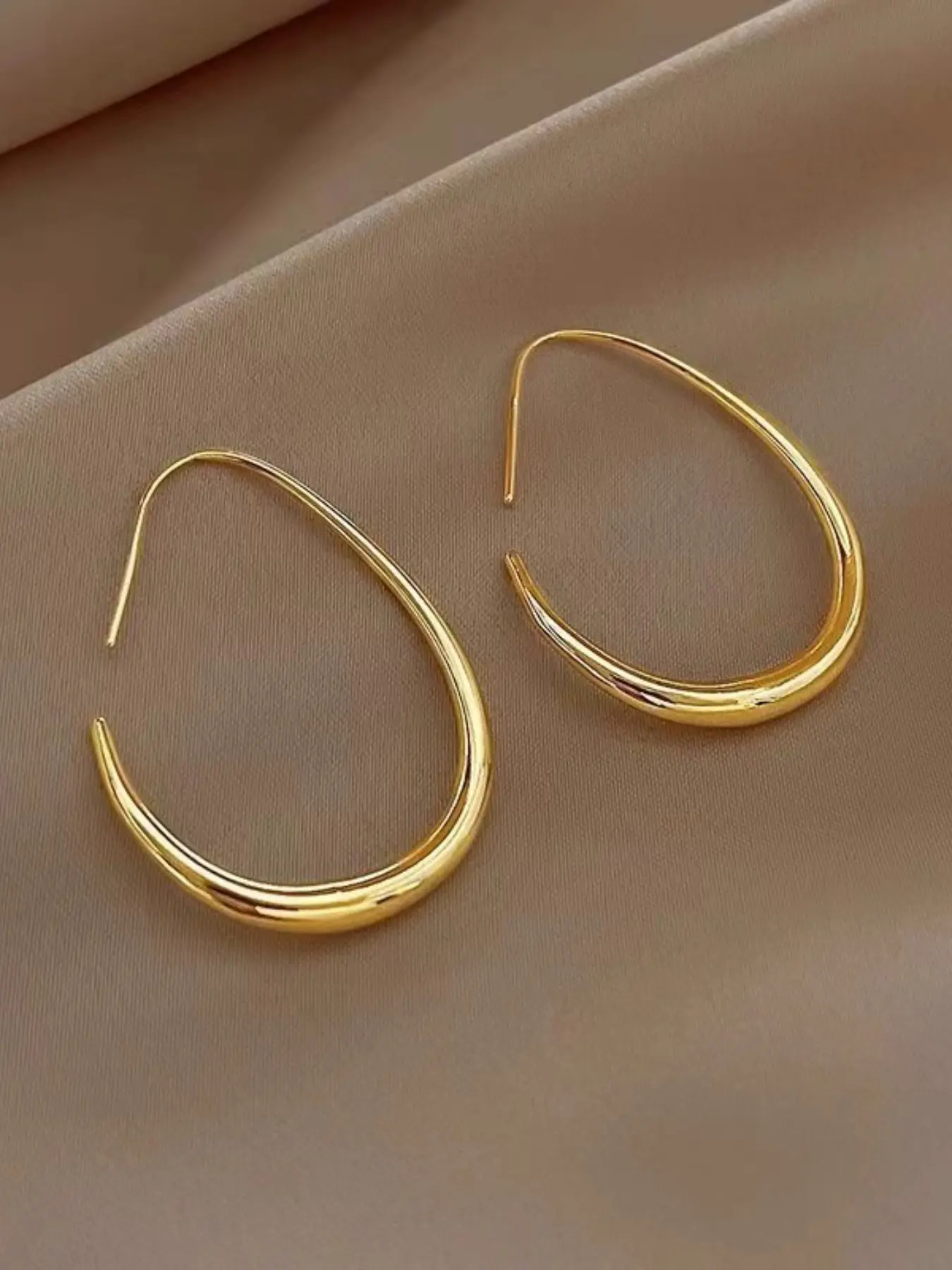 Women's Lightweight Teardrop Hoop Earrings, Unique Teardrop Shape, Plated Large Oval Design, High Polished Surface Statement Jewelry Gift for Women & Teens, Fashionable Earrings, Statement Hoops Earrings