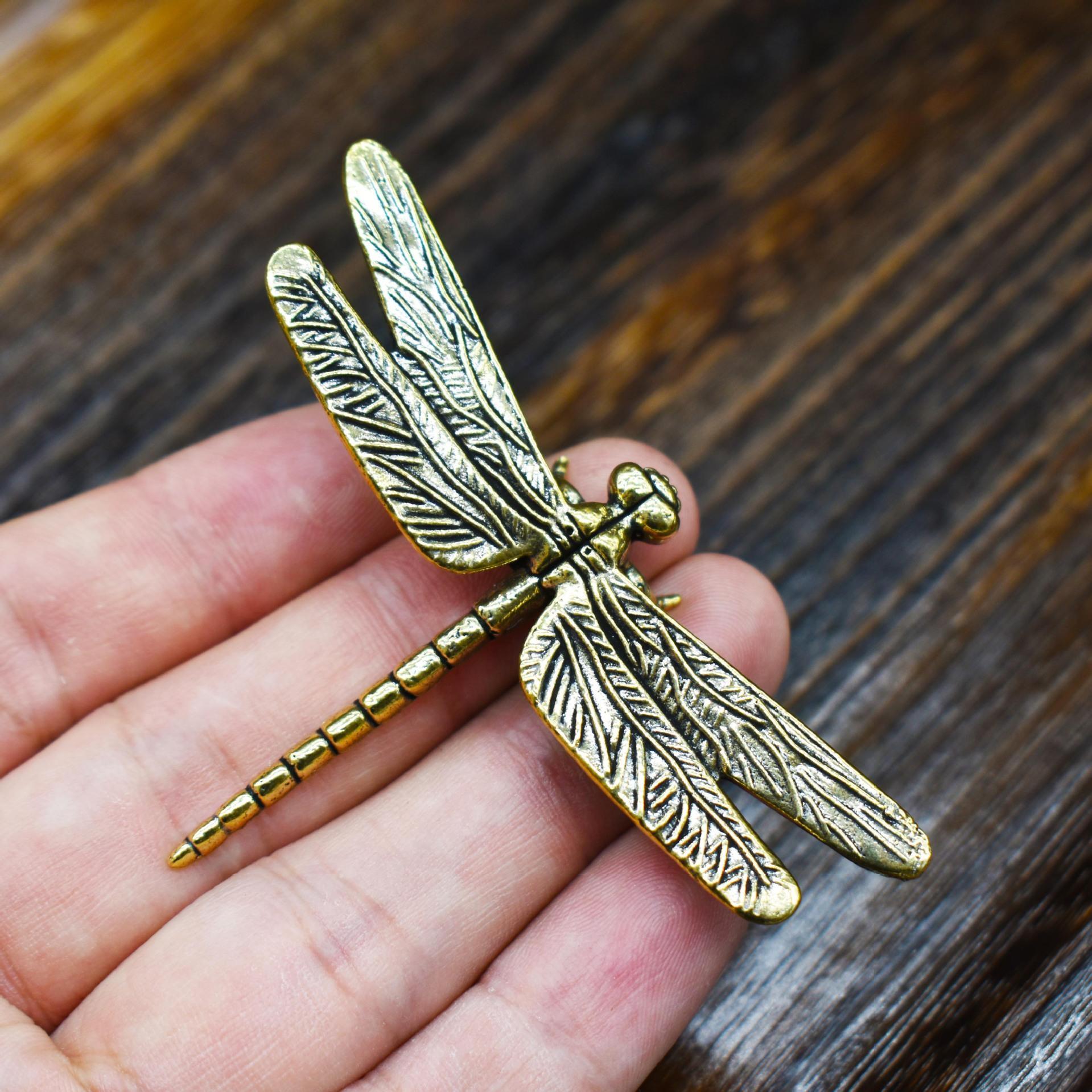 Antique-Finish Brass Dragonfly Ornament — Creative Tea Pet, Hand-Held Fidget Piece, and Desktop Decoration for Home or Office