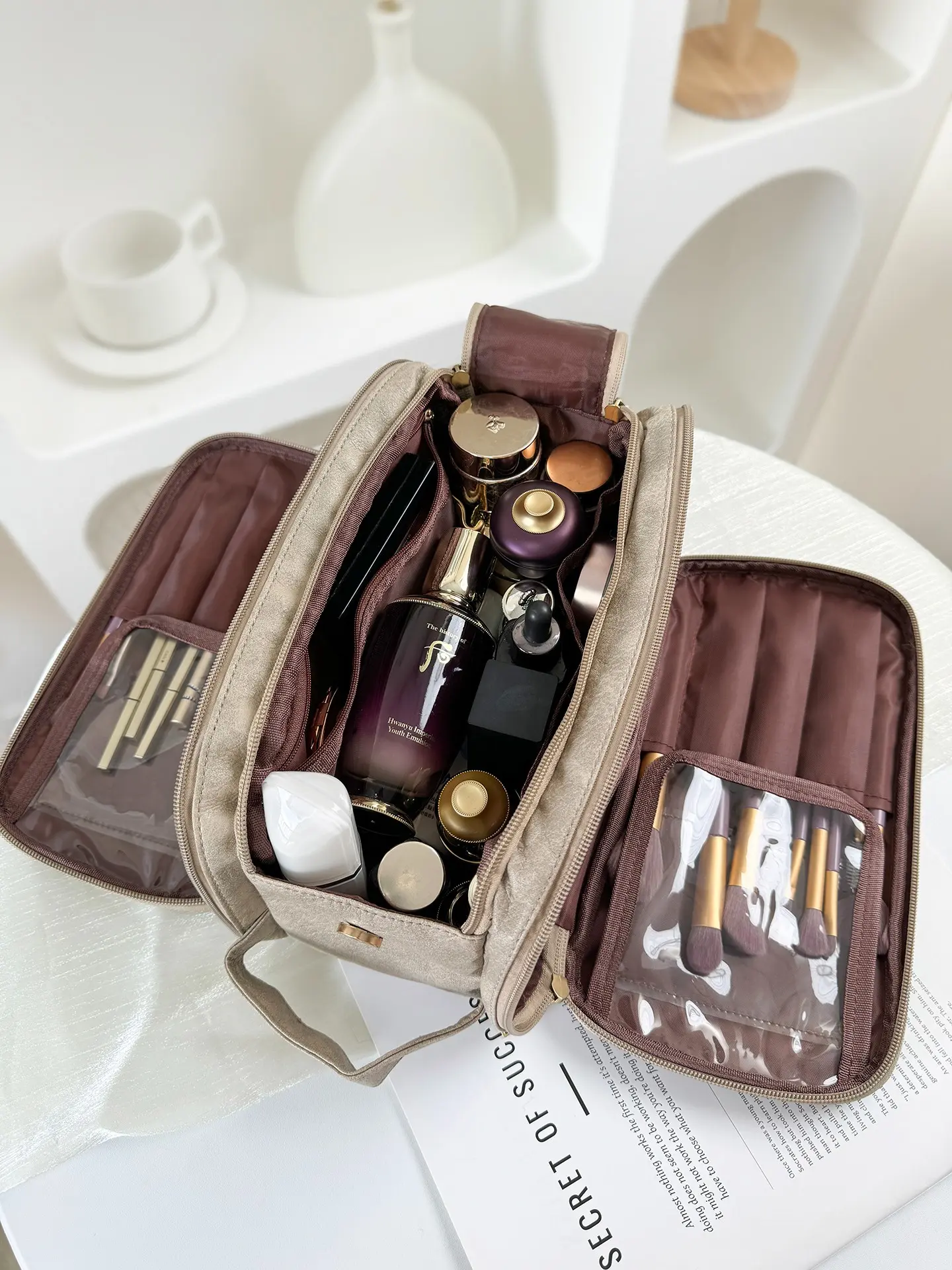 Multifunctional Makeup Bag for Women, Large Capacity Waterproof Handheld Travel Organizer, Portable Cosmetic Case for All Seasons