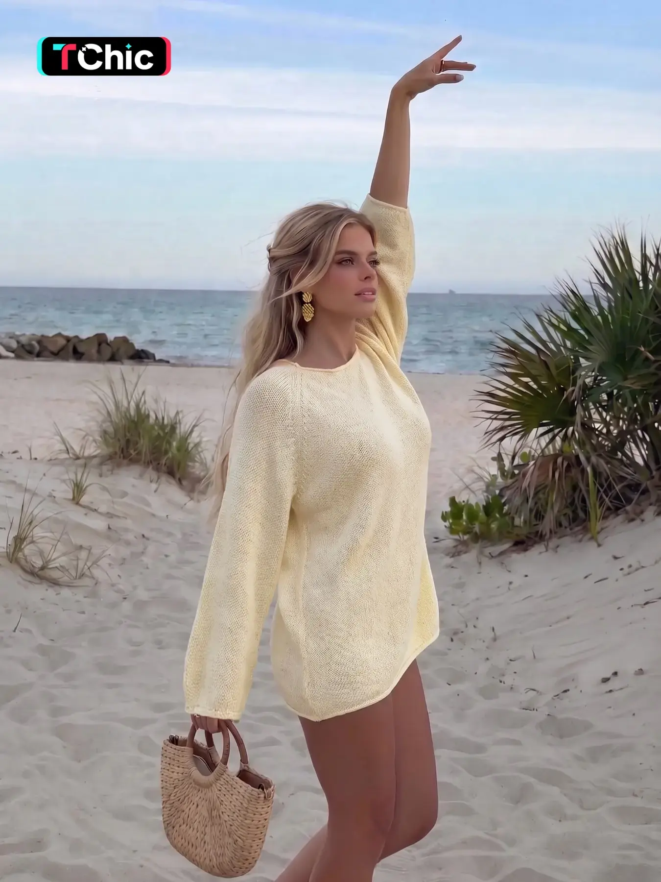 WOMEN'S BEIGE KNITTED SWEATER, WITH DELICATE KNITTED TEXTURE AND GOOD BREATHABILITY, IS SIMPLE AND VERSATILE, EASILY CREATING A CASUAL TEXTURE FOR DAILY STREET WEAR, AND SUITABLE FOR WEARING IN SPRING AND AUTUMN.