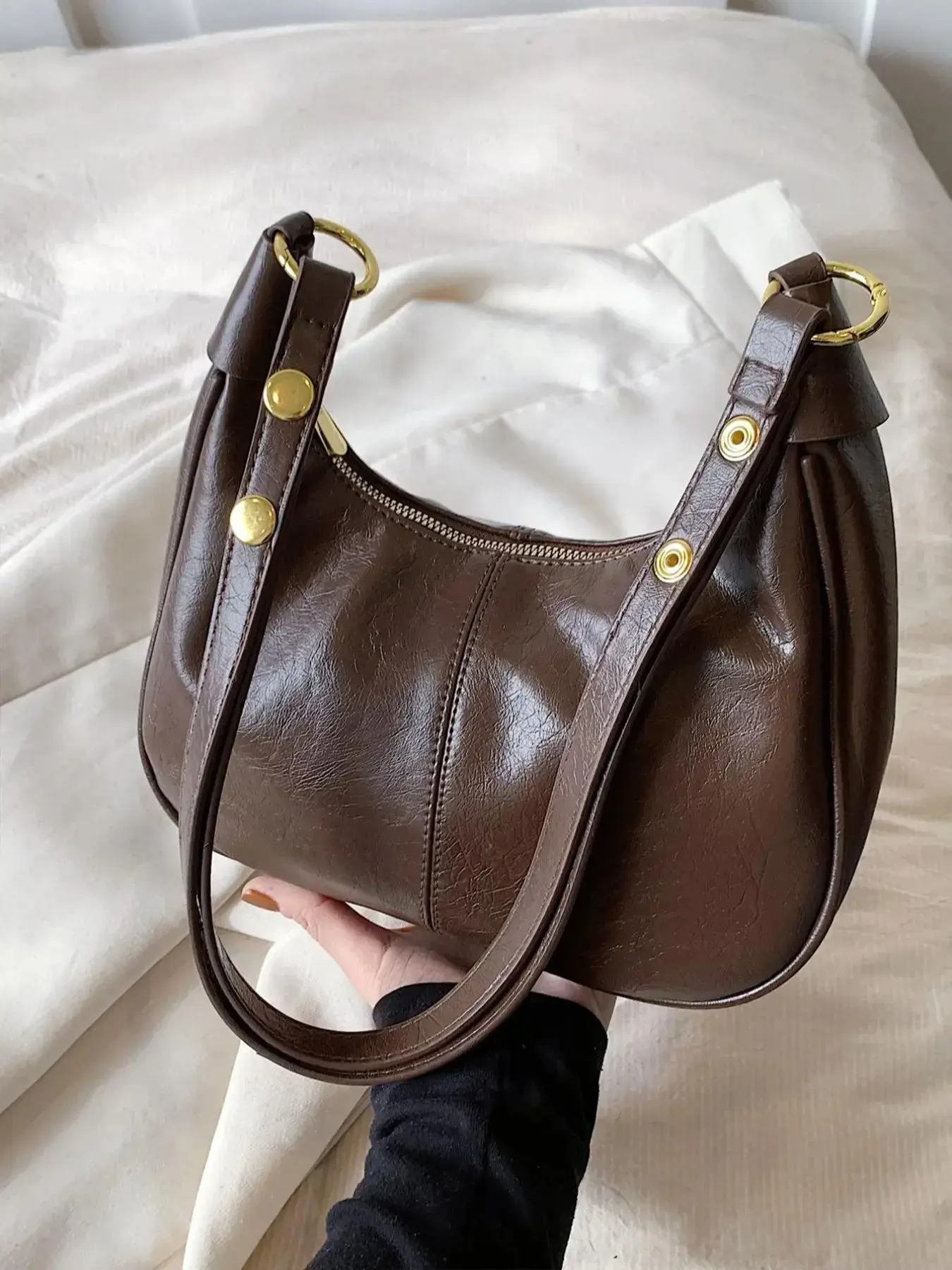 Retro light luxury style elegant crescent bag, simple and stylish versatile shoulder bag, Crossbody shoulder bags, Daily Commuter Bag, can hold mobile phones, lipstick, personal items, suitable for daily commuting and shopping