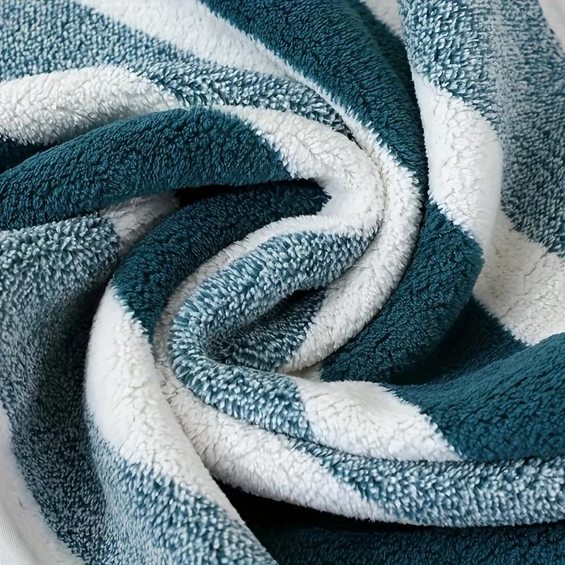 8-piece wide and narrow striped towel set, including 2 hand towels, 2 bath towels, and 4 face towels. This towel set is perfect for outdoor activities, camping, hiking, business use, as well as for spas, foot baths, saunas, and hotels