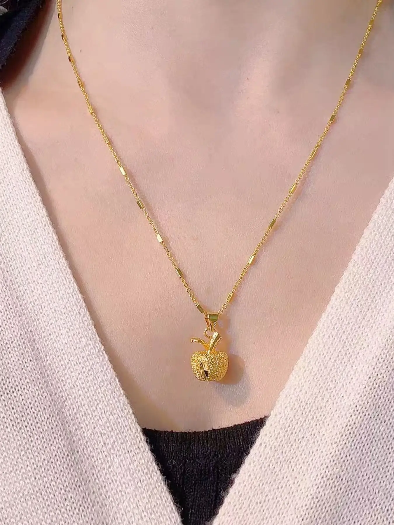 Bling Apple Pendant Necklace for Women, New Arrival Unique High-End Style, Elegant Fashion Accessory, Perfect for Daily Wear