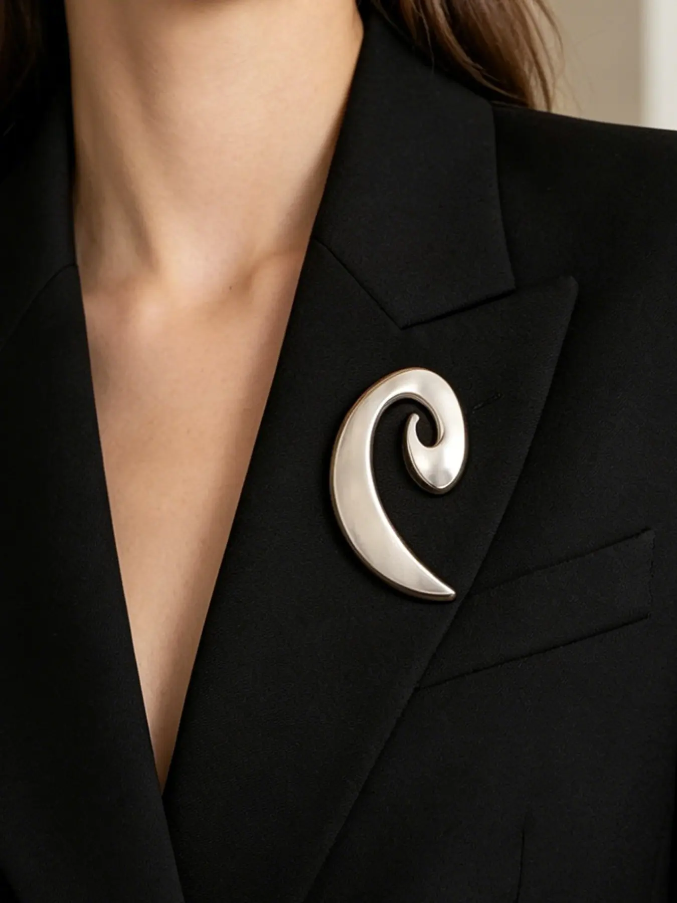 1pc Minimalist Abstract Swirl Brooch, Silver Tone Spiral Lapel Pin, Modern Geometric Statement Accessory, Unique Statement Accessory for Women and Men Daily Wear