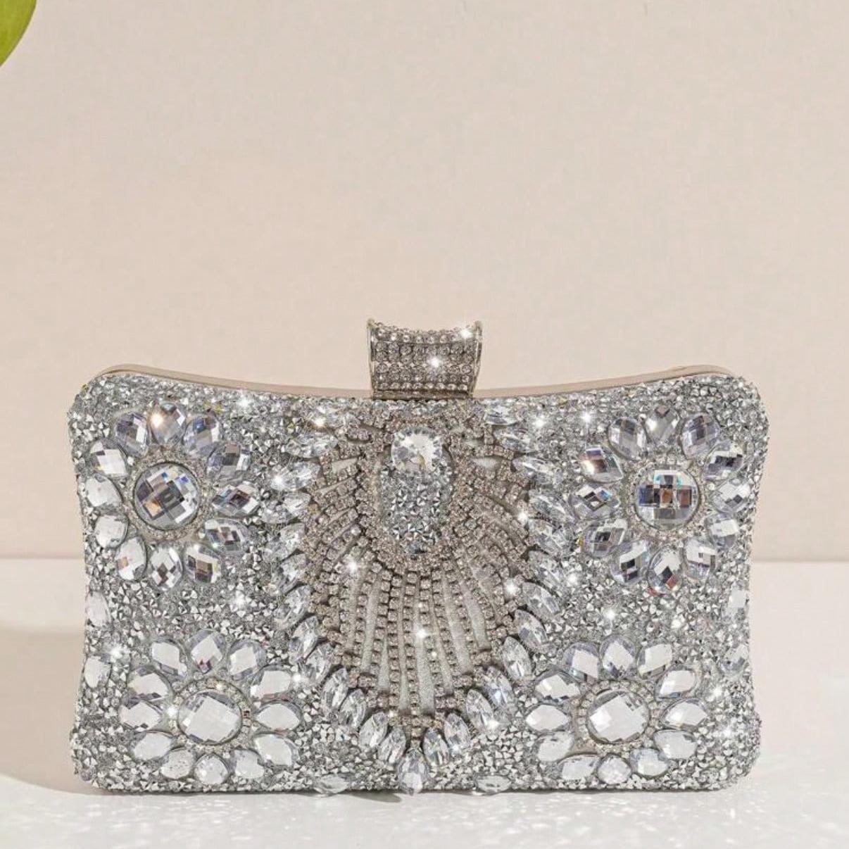 Silver Rhinestone-Embellished Evening Clutch with Detachable Chain a Versatile Shoulder, Crossbody, or Party Wallet. This fully rhinestone-covered mini bag is perfect for parties, weddings, Christmas celebrations, and similar occasions.