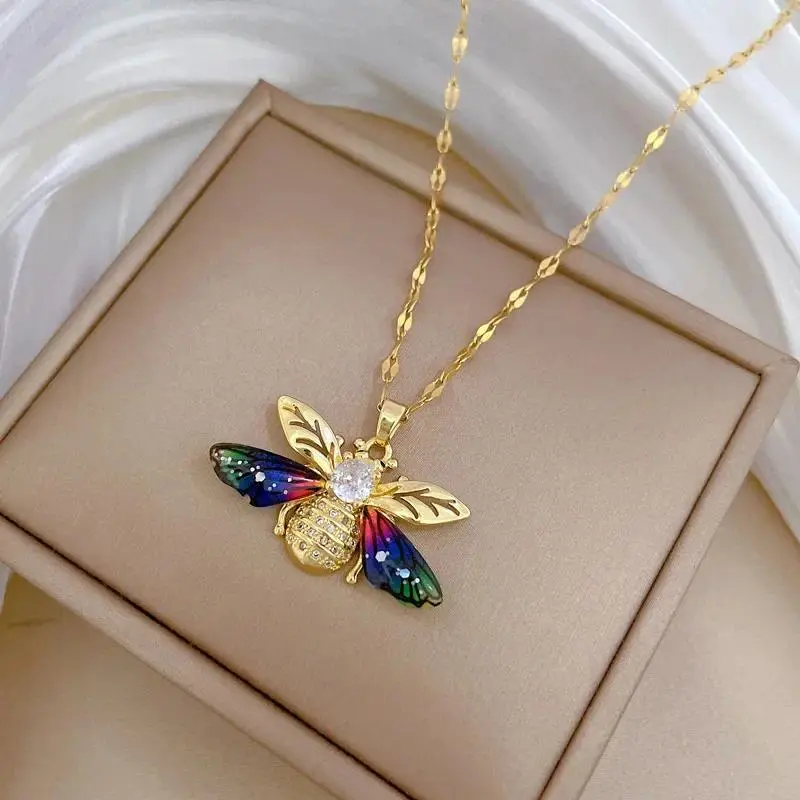 1 Piece Titanium Steel Chain Exaggerated Charming Colorful Wings Golden Queen Bee Pendant Necklace, Cute Animal Jewelry Gift
