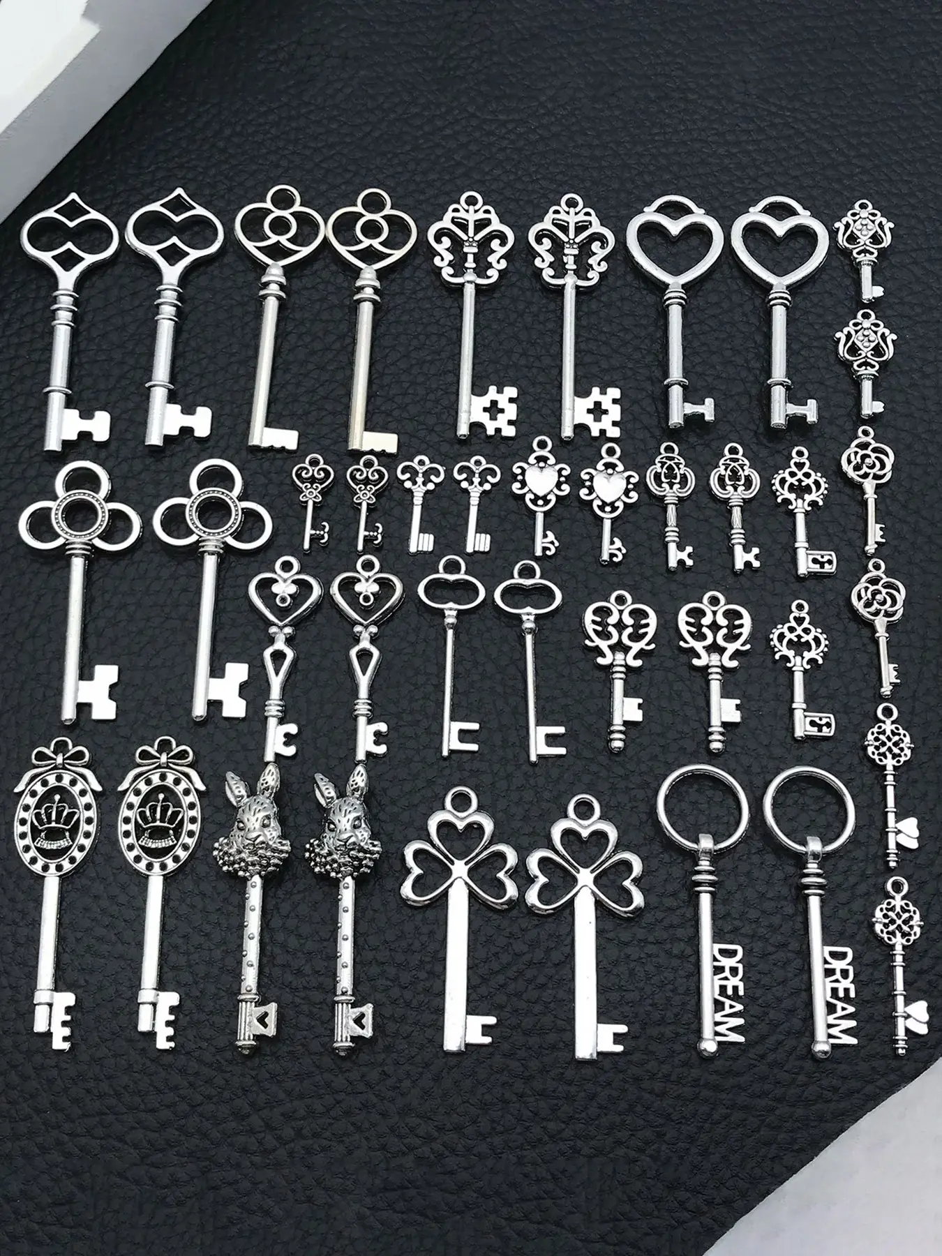 40pcs Mix Vintage Skeleton Key Charms 20 Type of 40PCS Antique Silvery Key Charms for Necklace Pendant DIY Jewelry Making Supplies Wedding Favors Charm Accessory