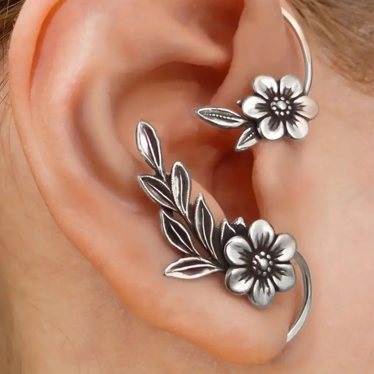 Asymmetric Roses Motif Ear Cuff for Women, Vintage Punk Zinc Alloy Ear Hook Earring for Daily Wear, Asymmetrical Shape, For Females