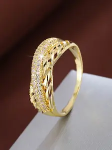 A fashionable and classic interlaced design women's ring set with artificial zircon