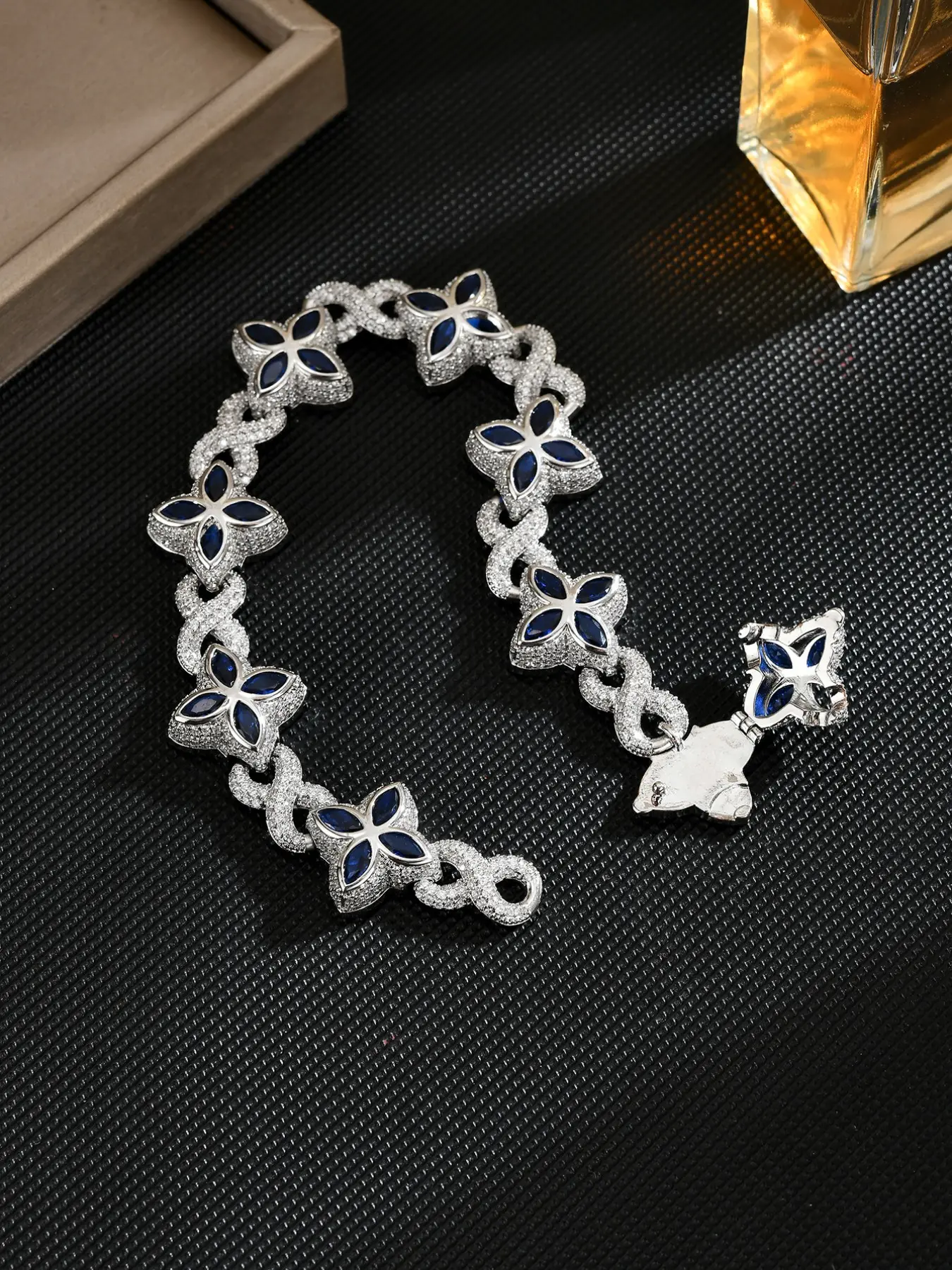 Infinite Chain Hip Hop Jewelry, Clover Element Symbolizing Good Luck, Unisex Design for Multiple Blessings, Perfect Gift for Men and Women
