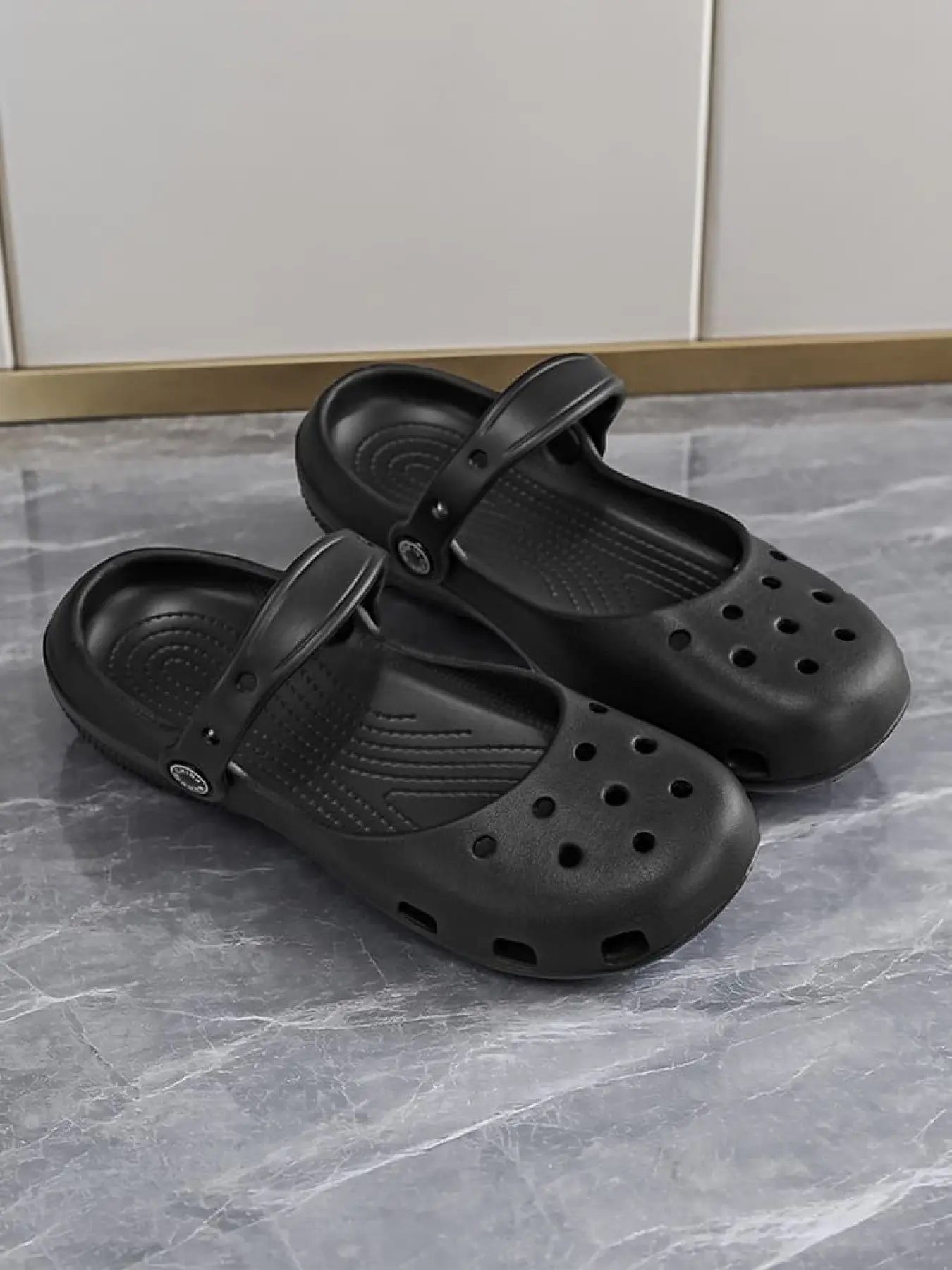 1 Pair Ladies Simple Closed Toe Clogs | Korean Gentle Style, Multi-hole Quick Dry Grippy Sole For Home School Shopping, Lightweight Slipper