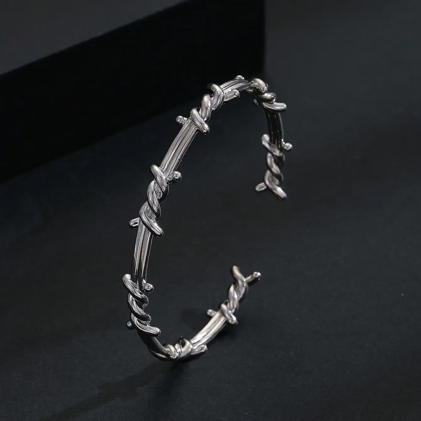 2pcs Wire Wound Thorn Bracelet for Men Women Gothic Barbed Wire Bracelet Stainless Steel Cuff Bracelet Punk Spike Bangle Bracelets