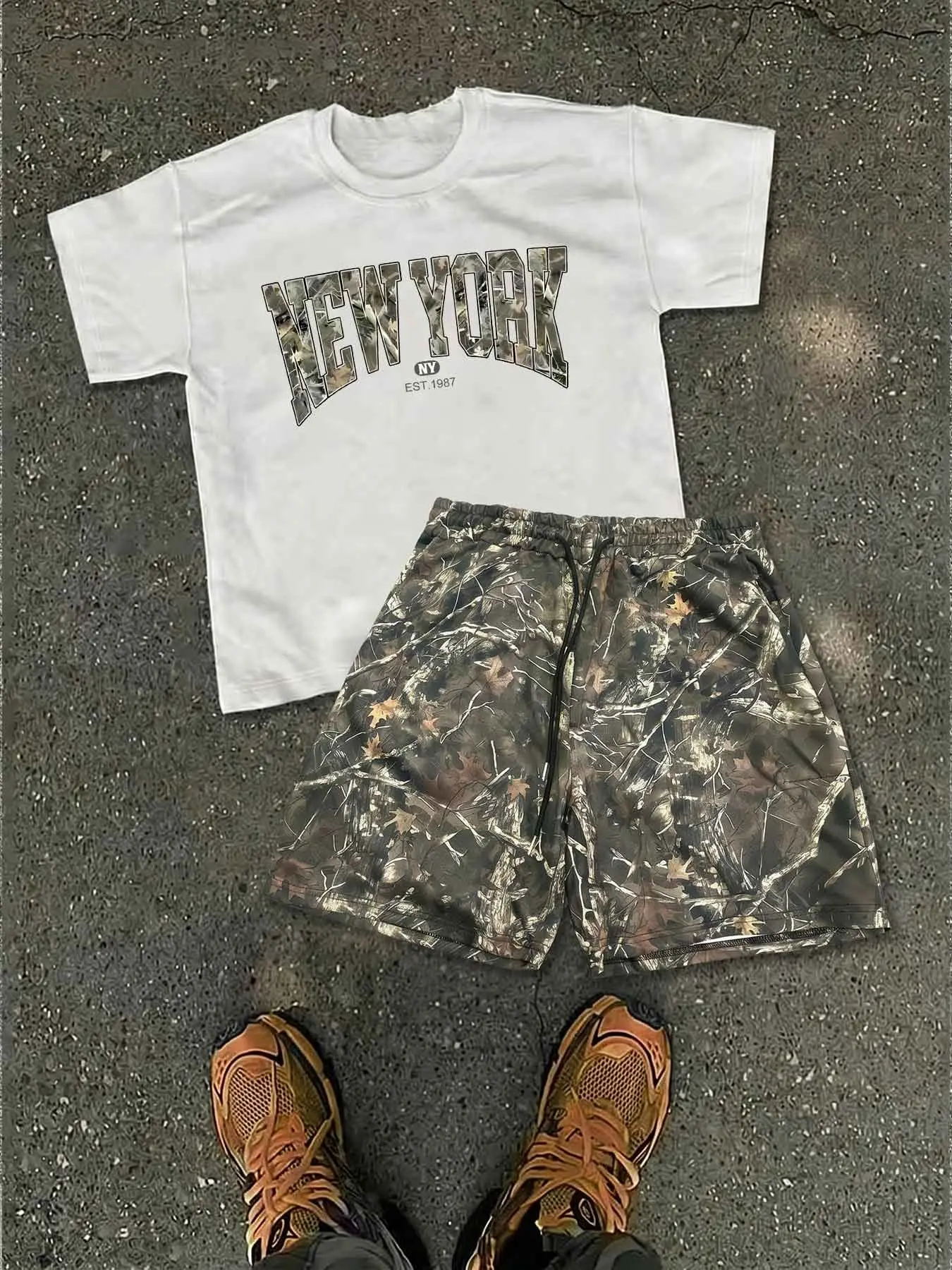 Men's New York Camo Letter Short Sleeve + Jungle Tree Pattern Shorts Set Outfit, American Vintage Outdoor Hunting Style, Loose Fit Casual