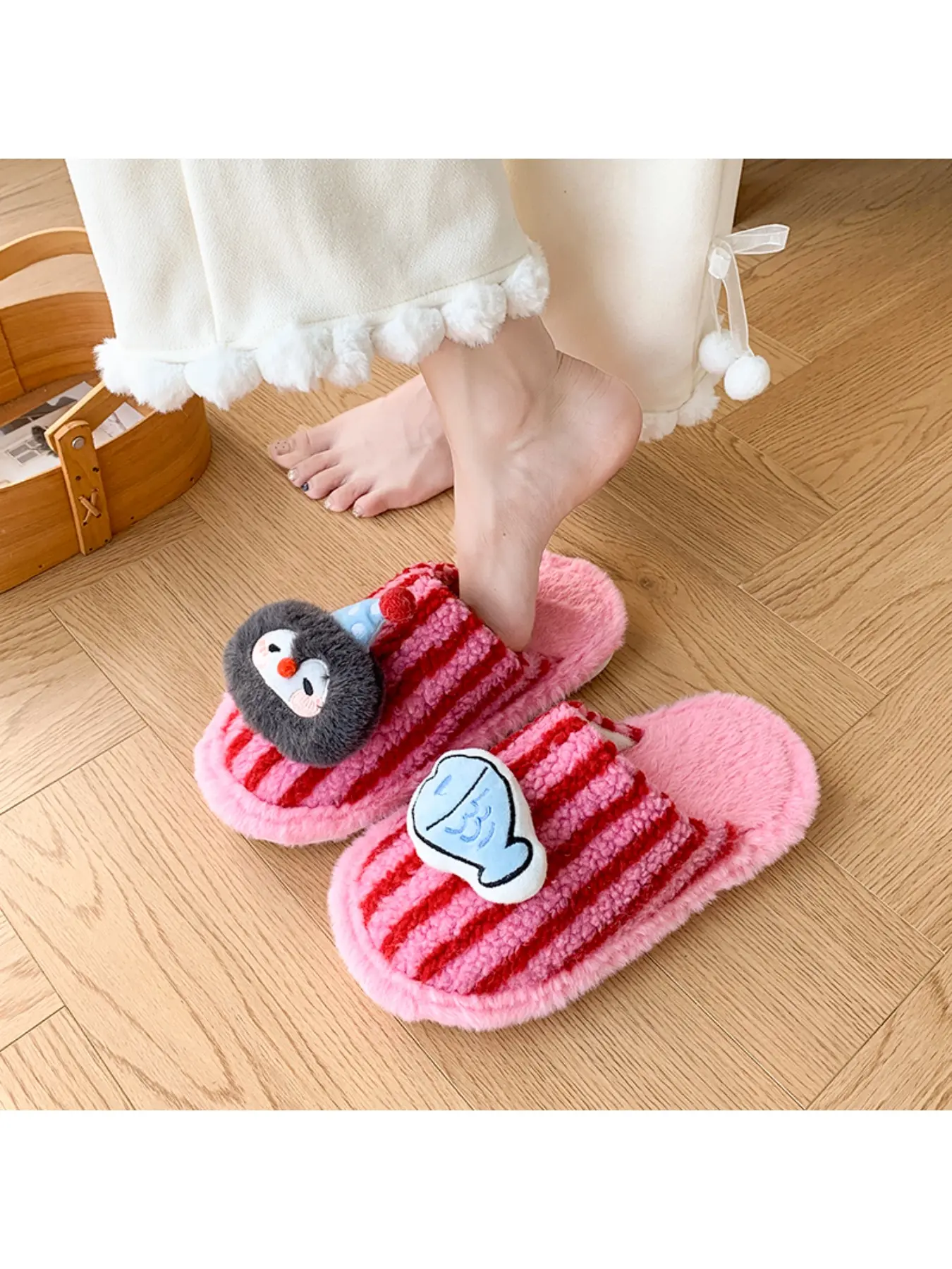 Women's 3D Cute Penguin Little Fish Cartoon Striped Plush One Line Slippers, Color Contrasting Vertical Stripe Baotou Home Slippers, Women's Autumn and Winter Lightweight Soft Bottom Warm Cool Drag