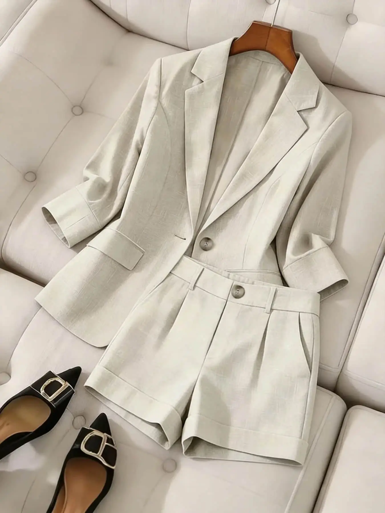 Two piece fashionable and luxurious women's lapel single button business suit top+rolled edge suit shorts suitable for summer work, commuting, weekends, exploring stores, viewing exhibitions, clocking in suit set
