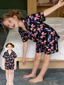 2-piece kids' home wear set with full-body pink heart bow and blue beverage bottle print, short-sleeved top with small pocket and lapel design, elastic waistband, soft and comfortable fabric for casual leisure wear and children's sleepwear at home