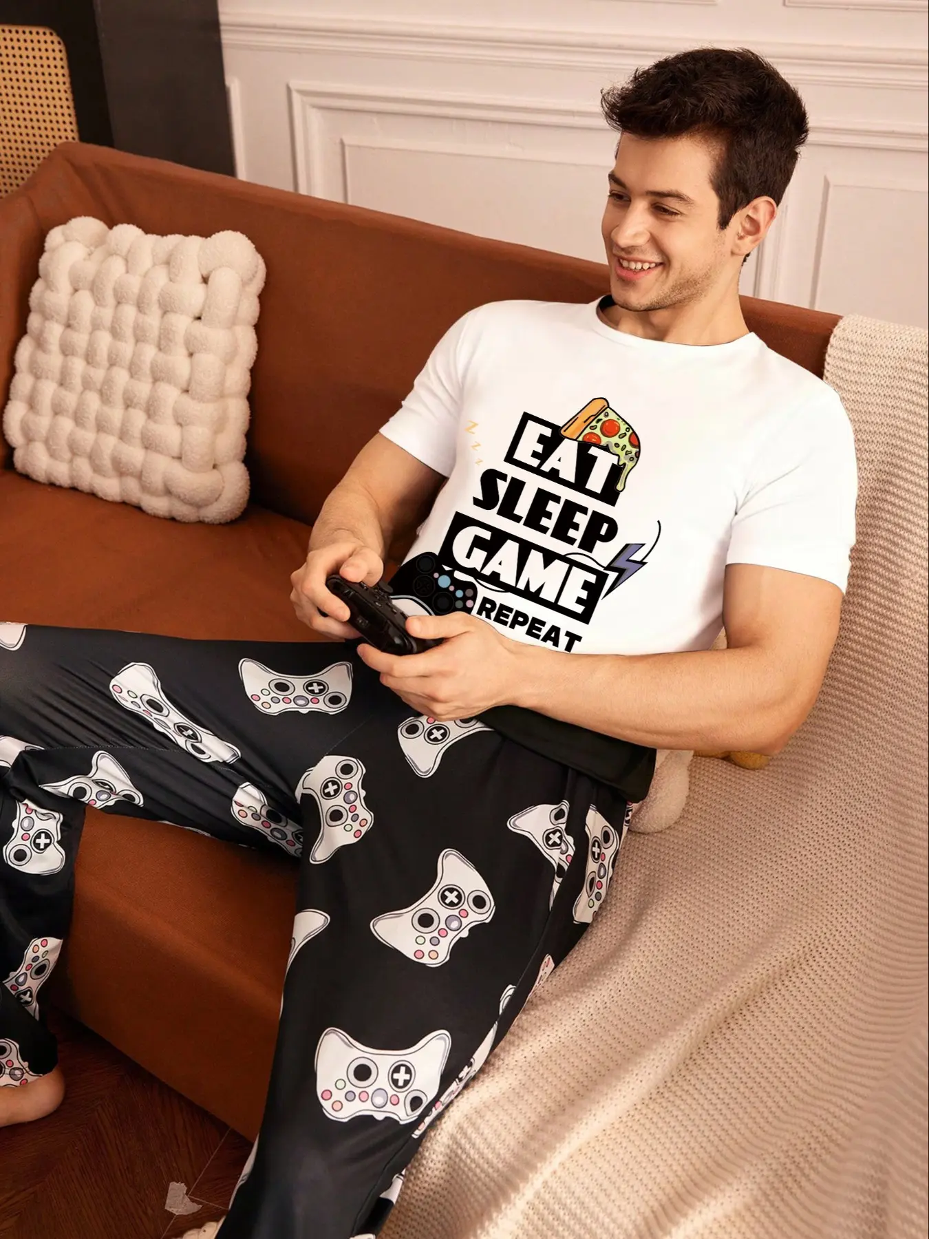 Gaming Controller Print T-Shirt for Men, Comfortable Checkered Pajama Set for Gamers and Leisure Use, Perfect Gift for Game Enthusiasts