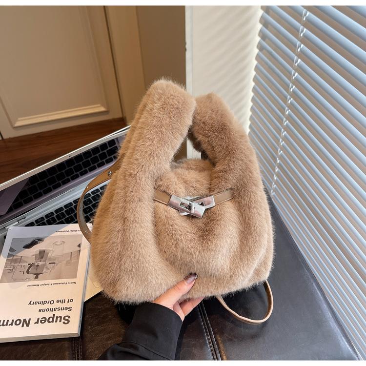 New Winter Faux Fur Top Handle Bag Korean Fashion Crossbody Bucket Bag for Women Comfortable and Versatile Texture Shoudler Bag