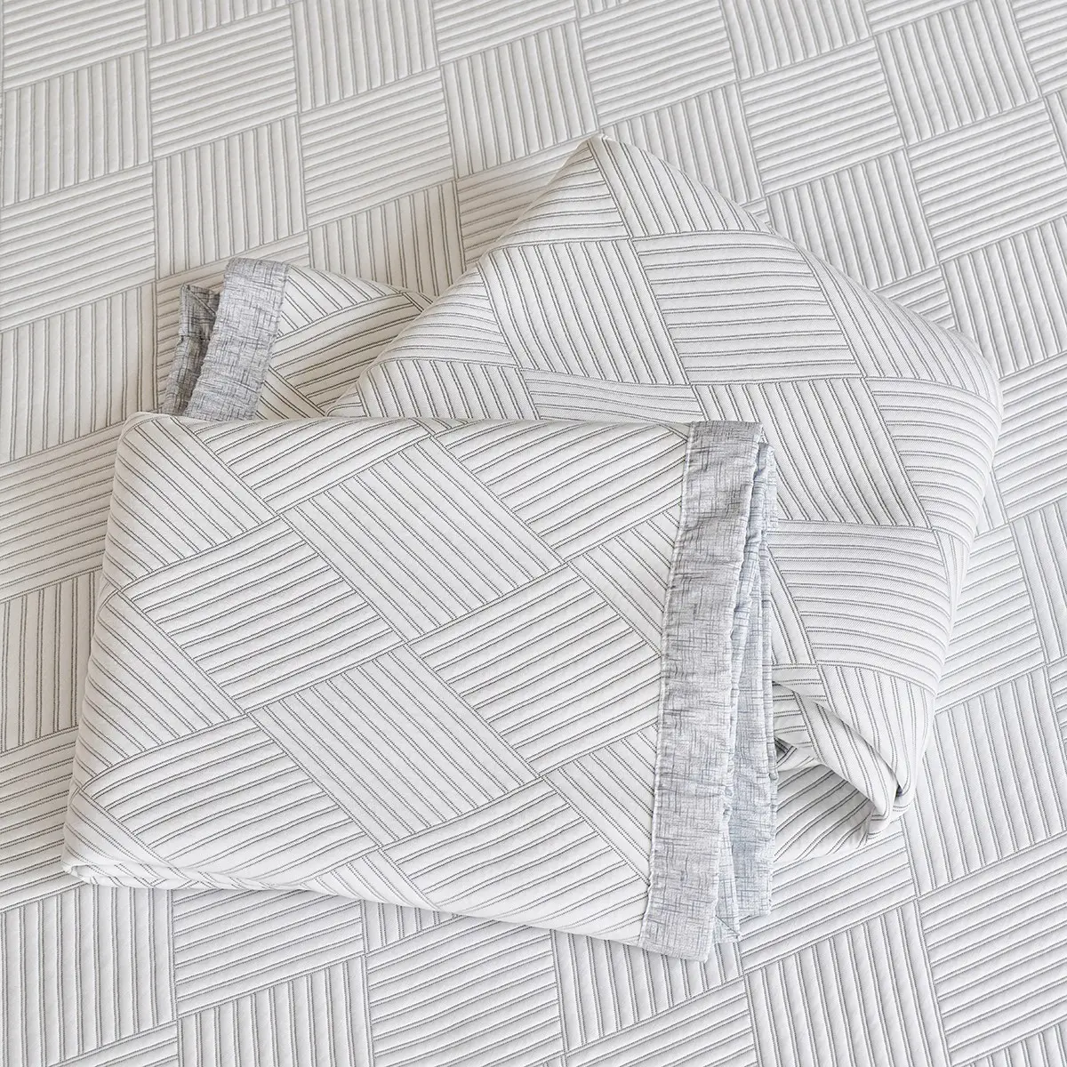 Breathable Cooling Mat, Soft and Comfortable, Geometric Pattern, Foldable, Summer Bedding, Ideal for Home Bedroom