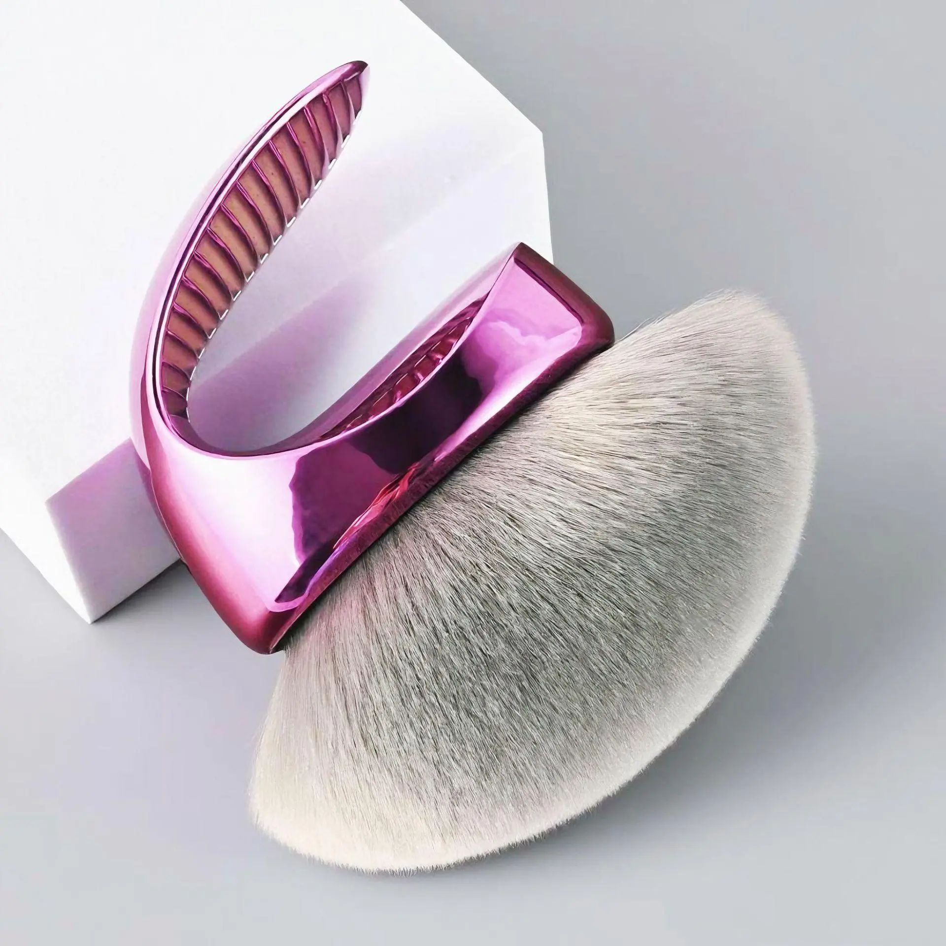 Dual-use Kabuki brush for tanning and body makeup. Large design for full-body use. Smooth application and blending, keeps hands tidy for daily beauty routines, Bronzing Brush, Bronzer Brush