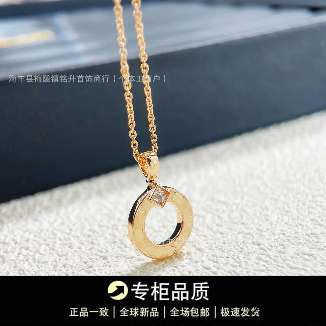 Women's Logo-Engraved Ancient Coin Circular Pendant Necklace, Retro Look Light Luxury Collarbone Chain with Curved Inscription, Girls' Wear Non-Natural Crystal Jewelry Accessory